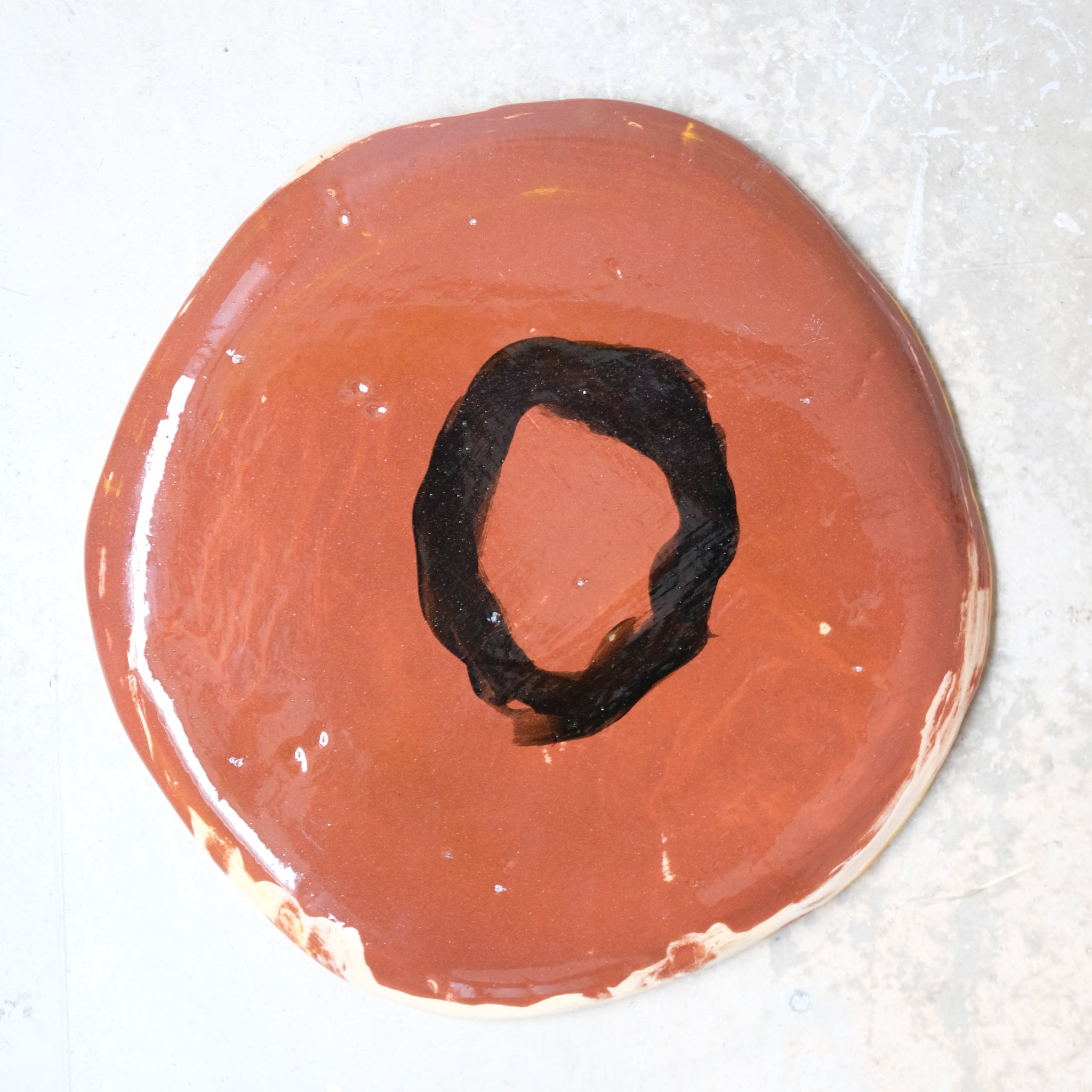 Assiette W2327 en faïence rouge D 19cm - Multicolore d'Héloise Bariol chez Brutal Ceramics