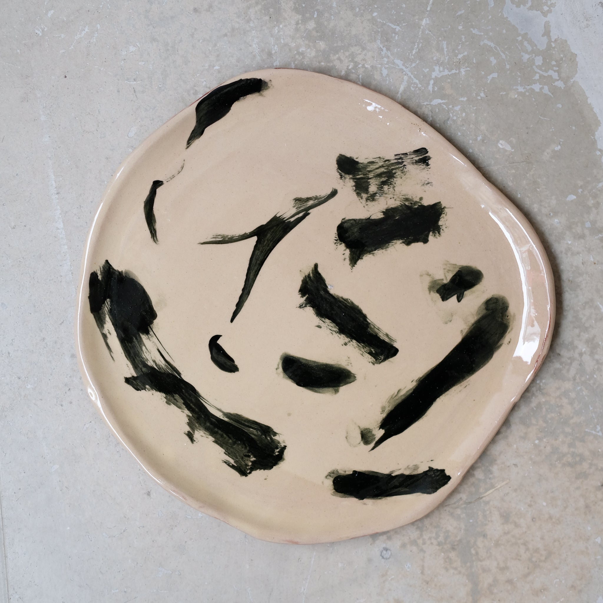 Assiette W2328 en faïence rouge D 19cm - Multicolore d'Héloise Bariol chez Brutal Ceramics
