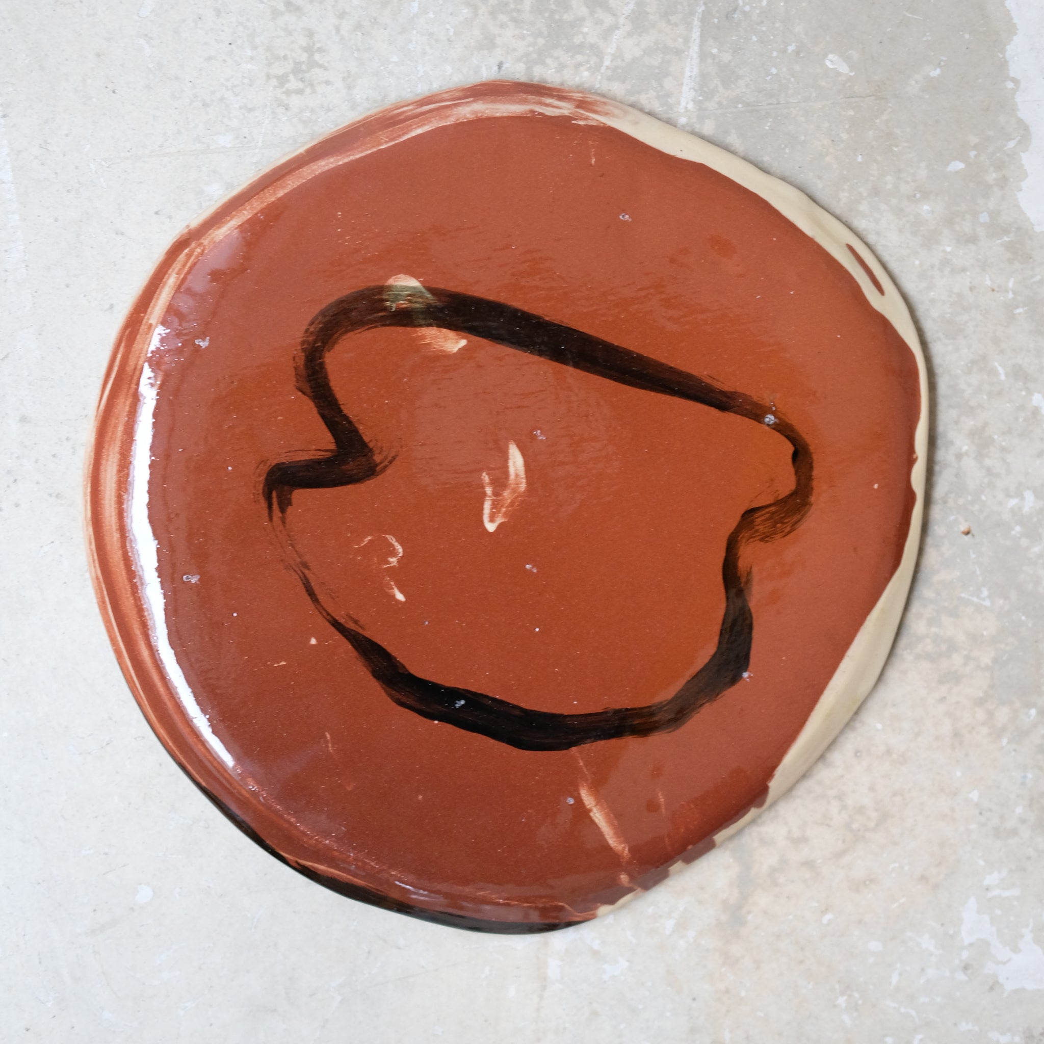 Assiette W2333 en faïence rouge D 19cm - Multicolore d'Héloise Bariol chez Brutal Ceramics