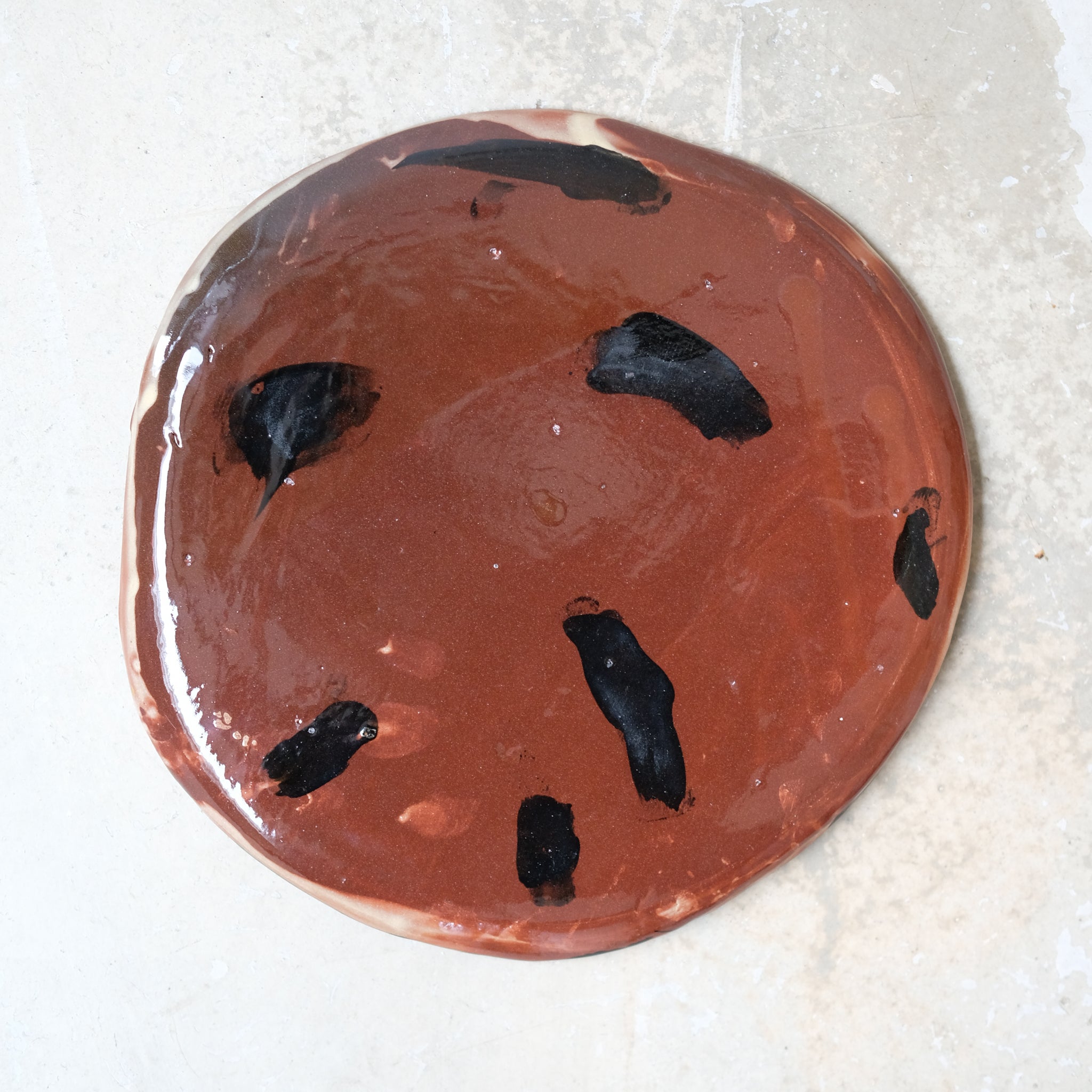 Assiette W2334 en faïence rouge D 19cm - Multicolore d'Héloise Bariol chez Brutal Ceramics