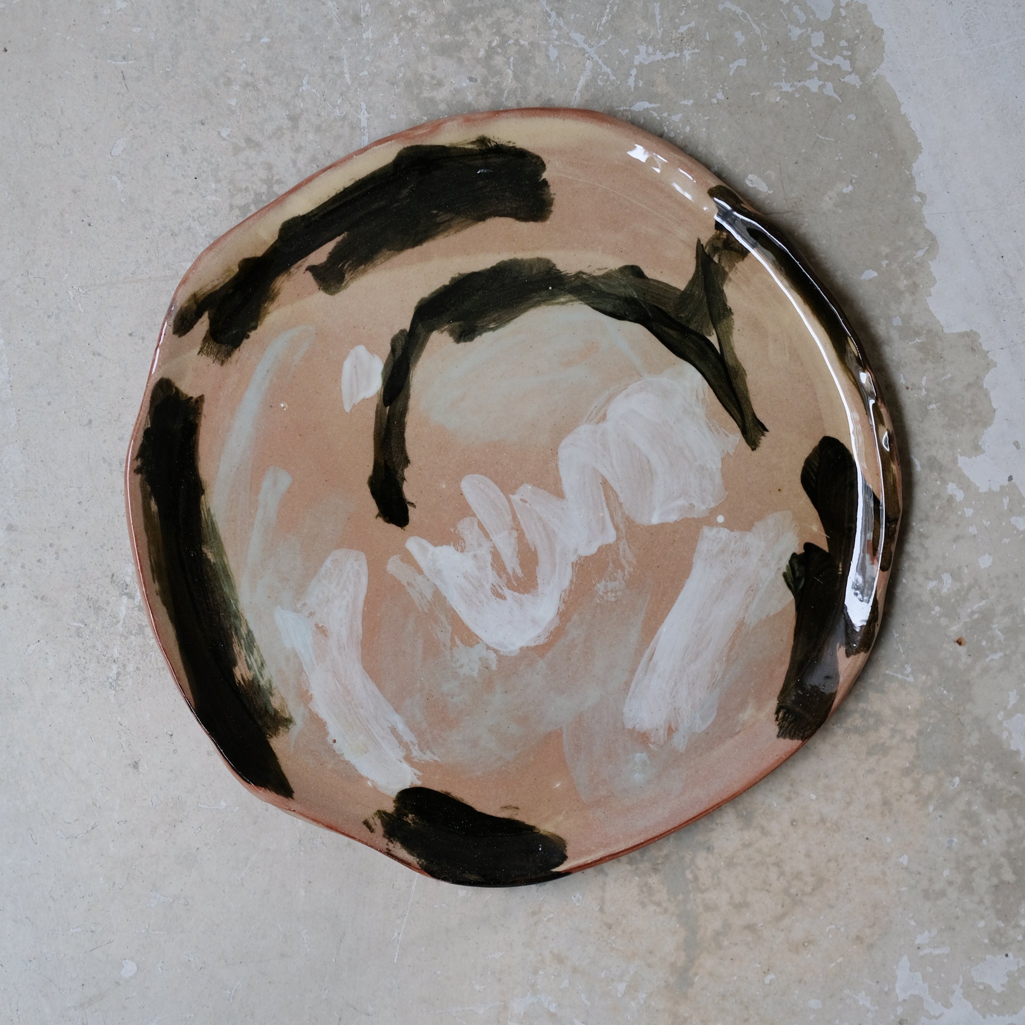 Assiette W2339 en faïence rouge D 19cm - Multicolore d'Héloise Bariol chez Brutal Ceramics
