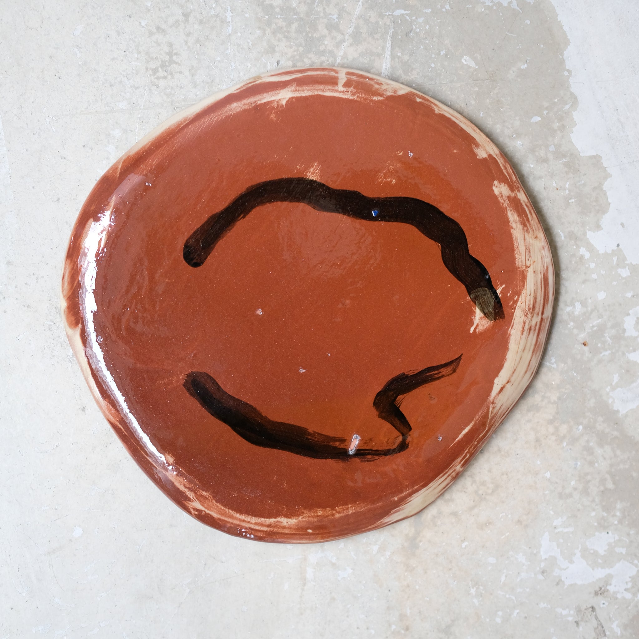 Assiette W2341 en faïence rouge D 19cm - Multicolore d'Héloise Bariol chez Brutal Ceramics
