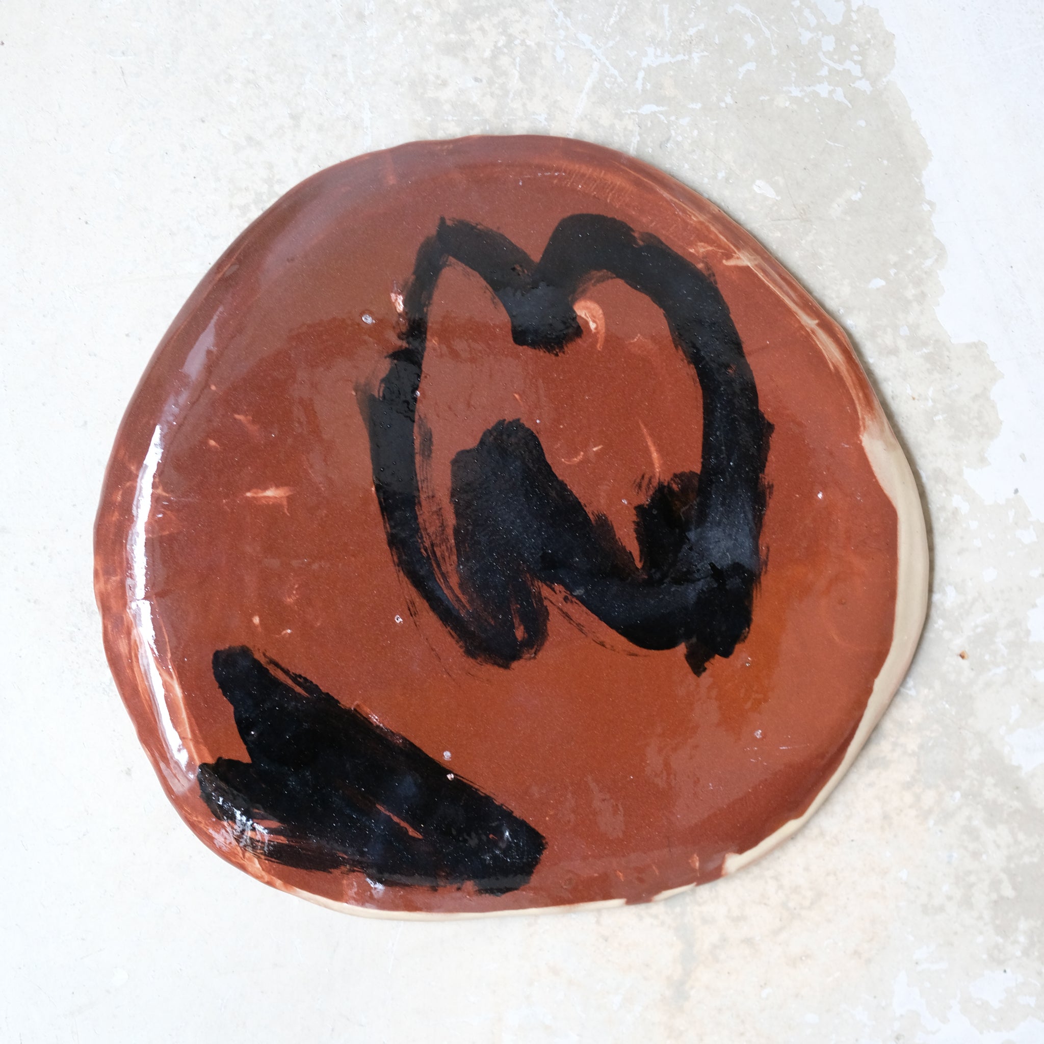 Assiette W2342 en faïence rouge D 19cm - Multicolore d'Héloise Bariol chez Brutal Ceramics