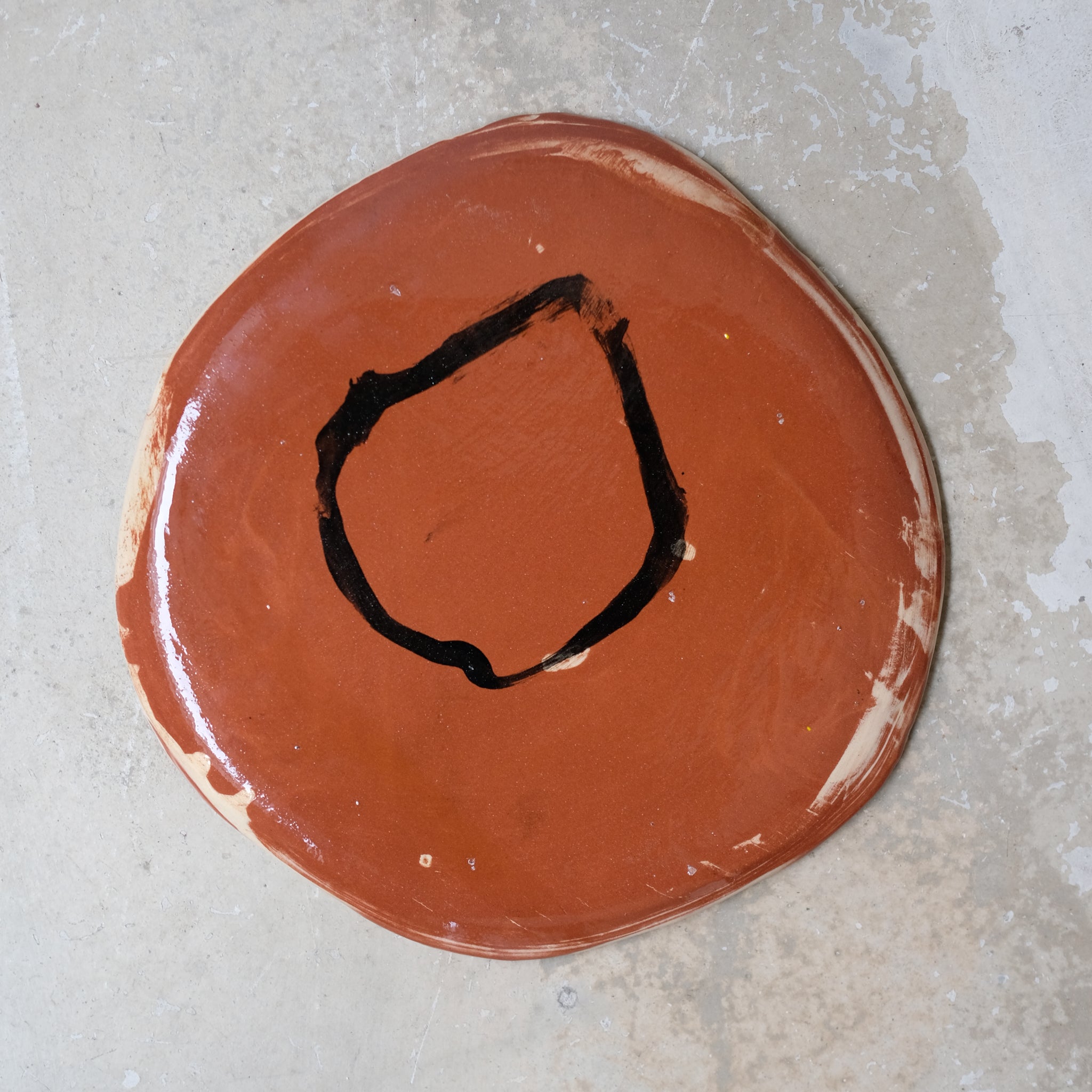 Assiette W2346 en faïence rouge D 19cm - Multicolore d'Héloise Bariol chez Brutal Ceramics
