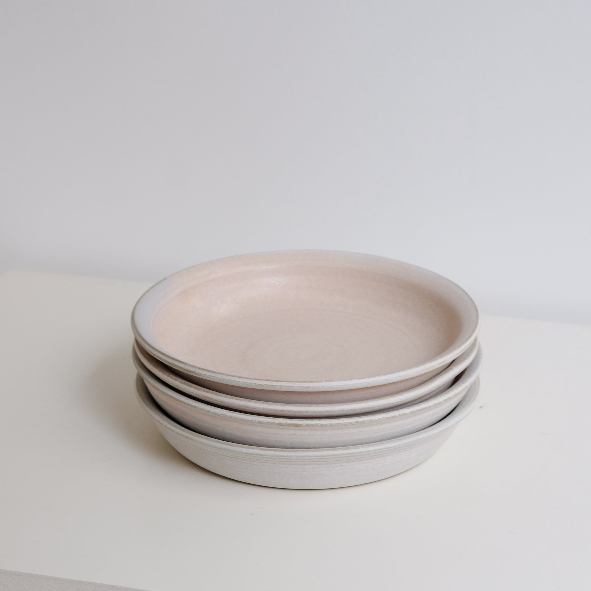Assiette creuse en grès gris D 20,5 cm - rose mat de Hoji Ceramics chez Brutal Ceramics