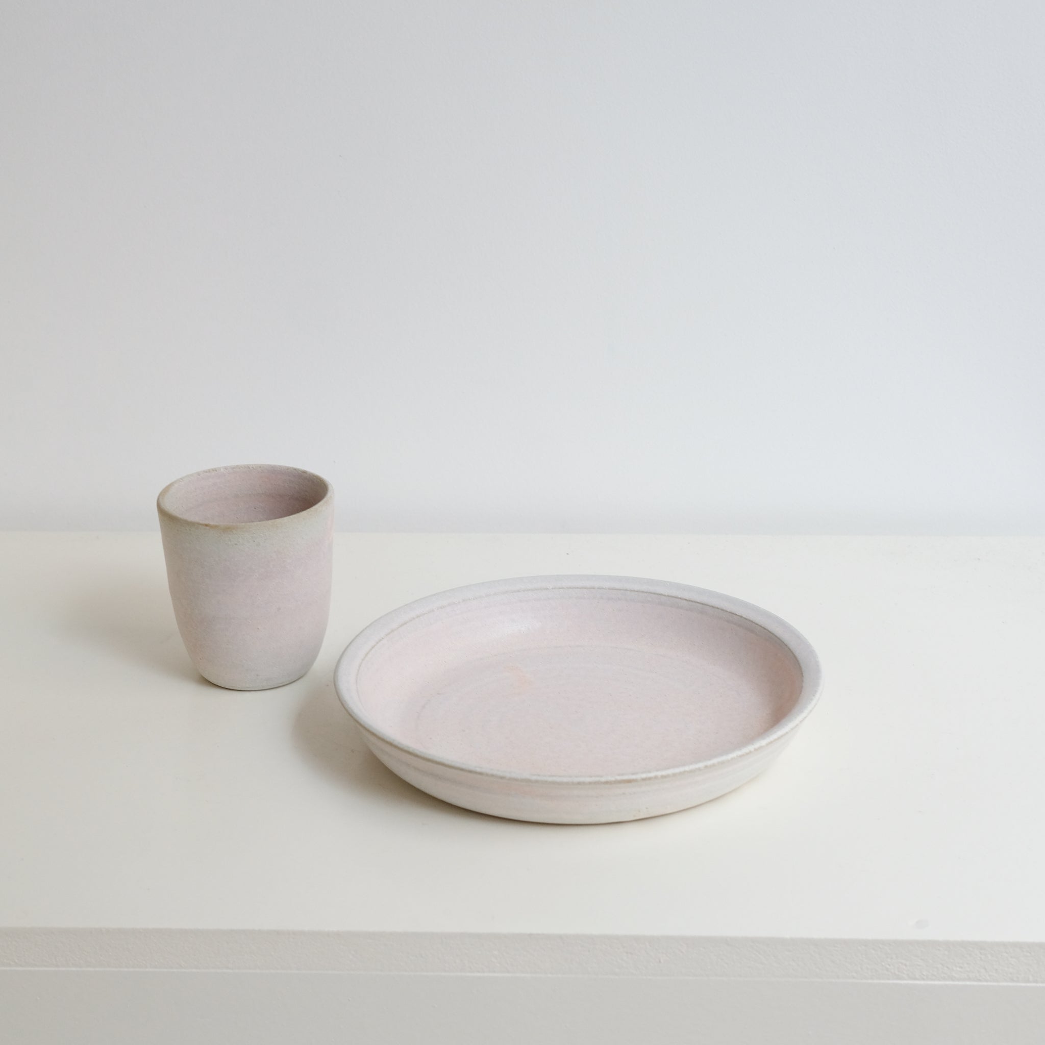 Assiette creuse en grès gris D 20,5 cm - rose mat de Hoji Ceramics chez Brutal Ceramics
