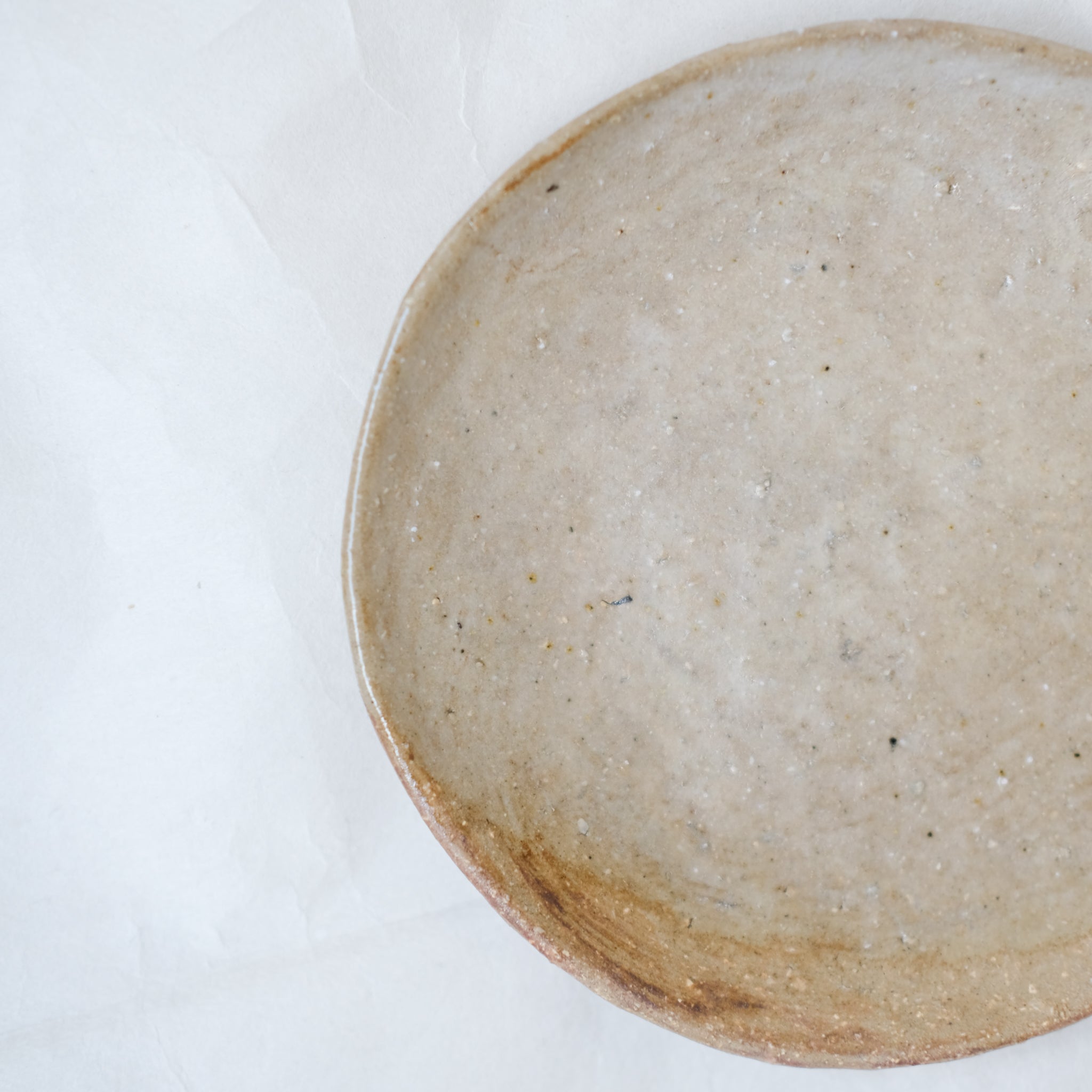 Assiette en argile récoltée D 14cm - beige satiné de Judith Lasry chez Brutal Ceramics