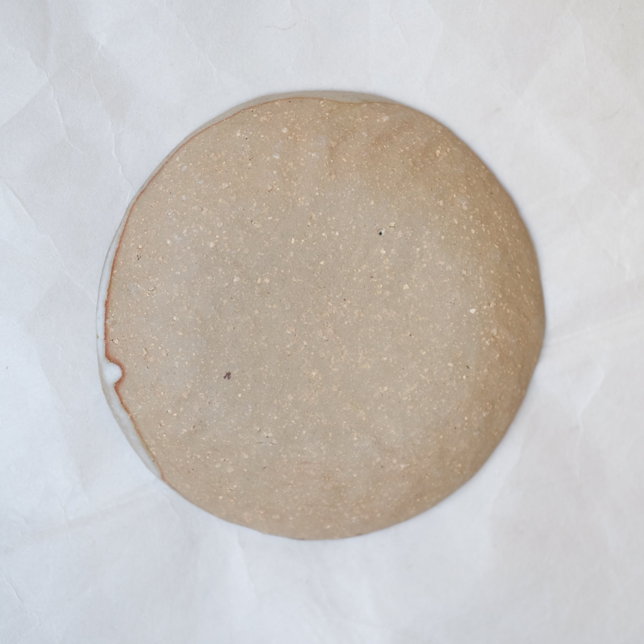 Assiette en argile récoltée D 14cm - beige satiné de Judith Lasry chez Brutal Ceramics
