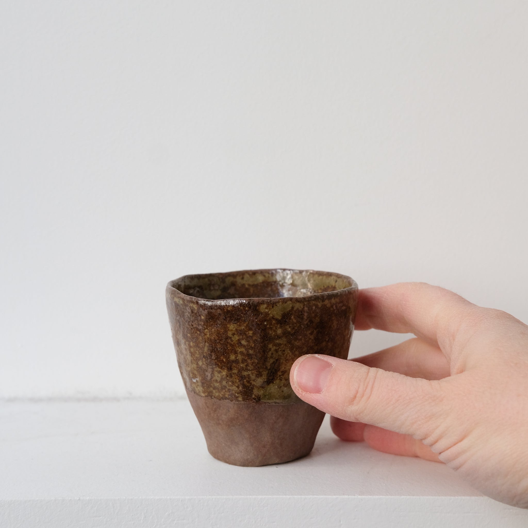 Tasse en grès de Treigny cuisson bois 90ml - vert rouge de Judith Lasry chez Brutal Ceramics
