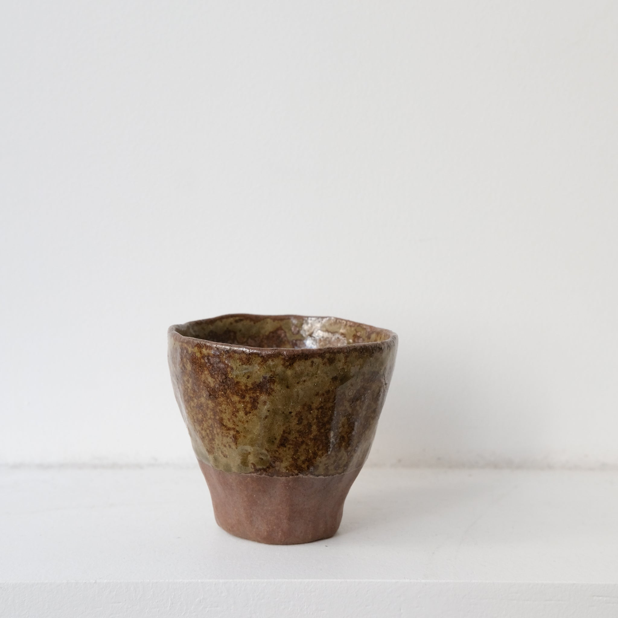 Tasse en grès de Treigny cuisson bois 90ml - vert rouge de Judith Lasry chez Brutal Ceramics