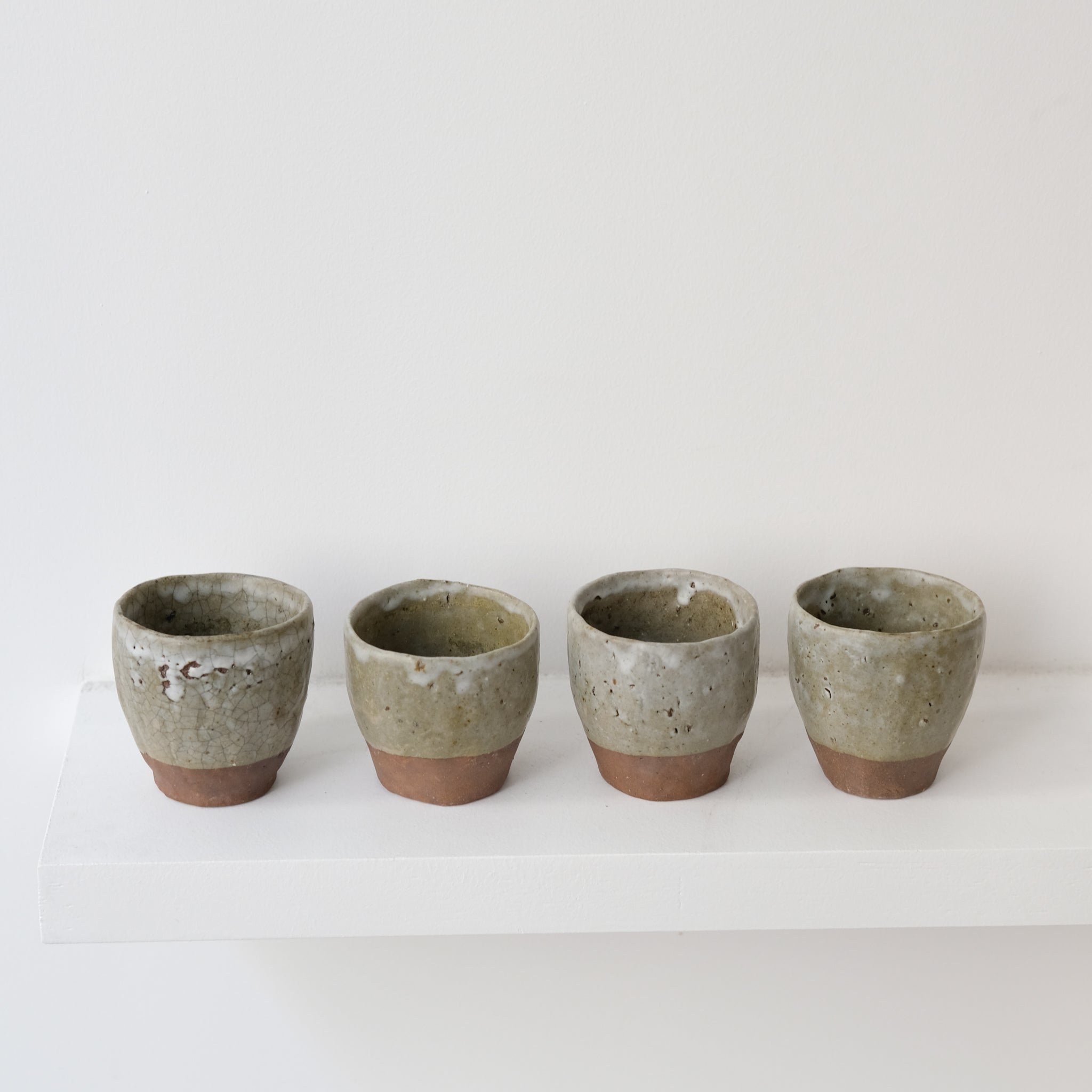 Tasse en argile récoltée cuisson bois 75ml - vert mat de Judith Lasry chez Brutal Ceramics