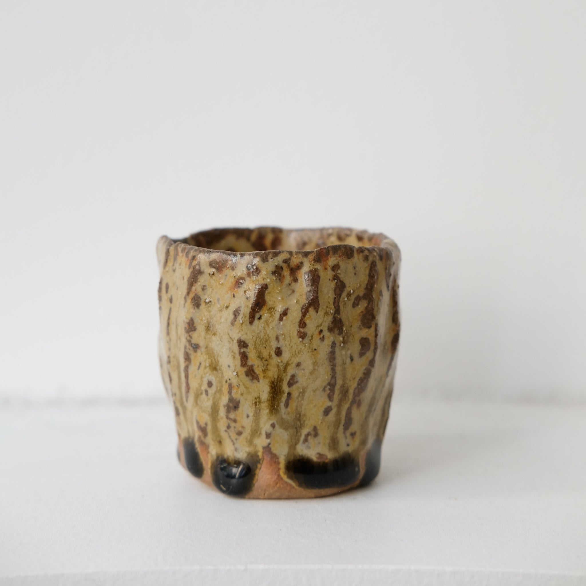 Tasse en argile recoltée cuisson bois 40ml - vert rouge de Judith Lasry chez Brutal Ceramics