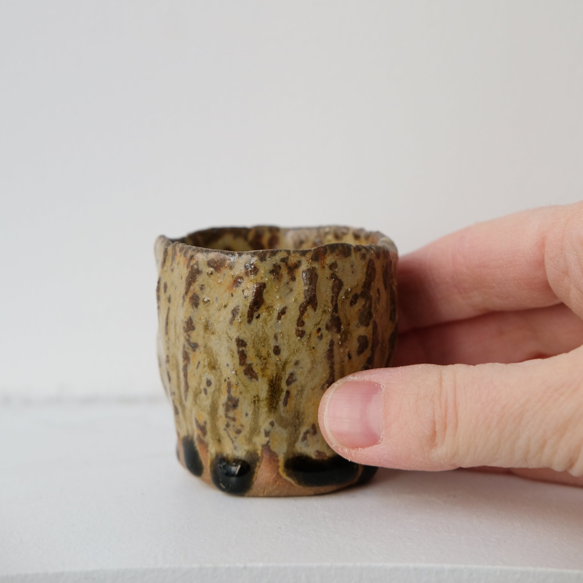 Tasse en argile recoltée cuisson bois 40ml - vert rouge de Judith Lasry chez Brutal Ceramics