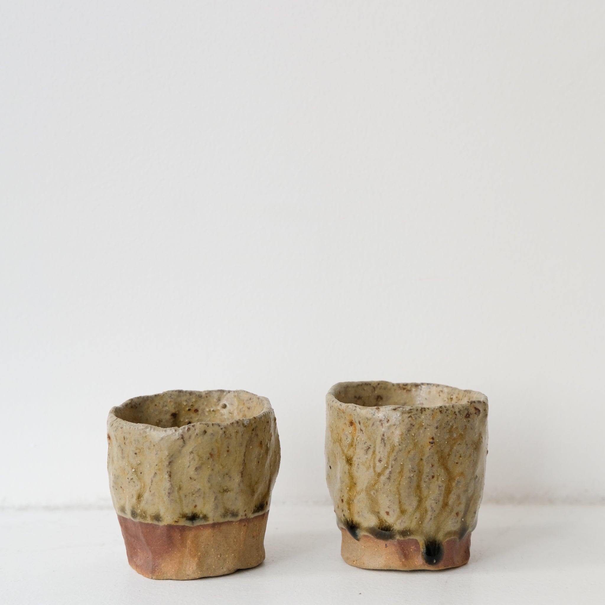 Tasse en argile recoltée cuisson bois 40ml - vert jaune de Judith Lasry chez Brutal Ceramics