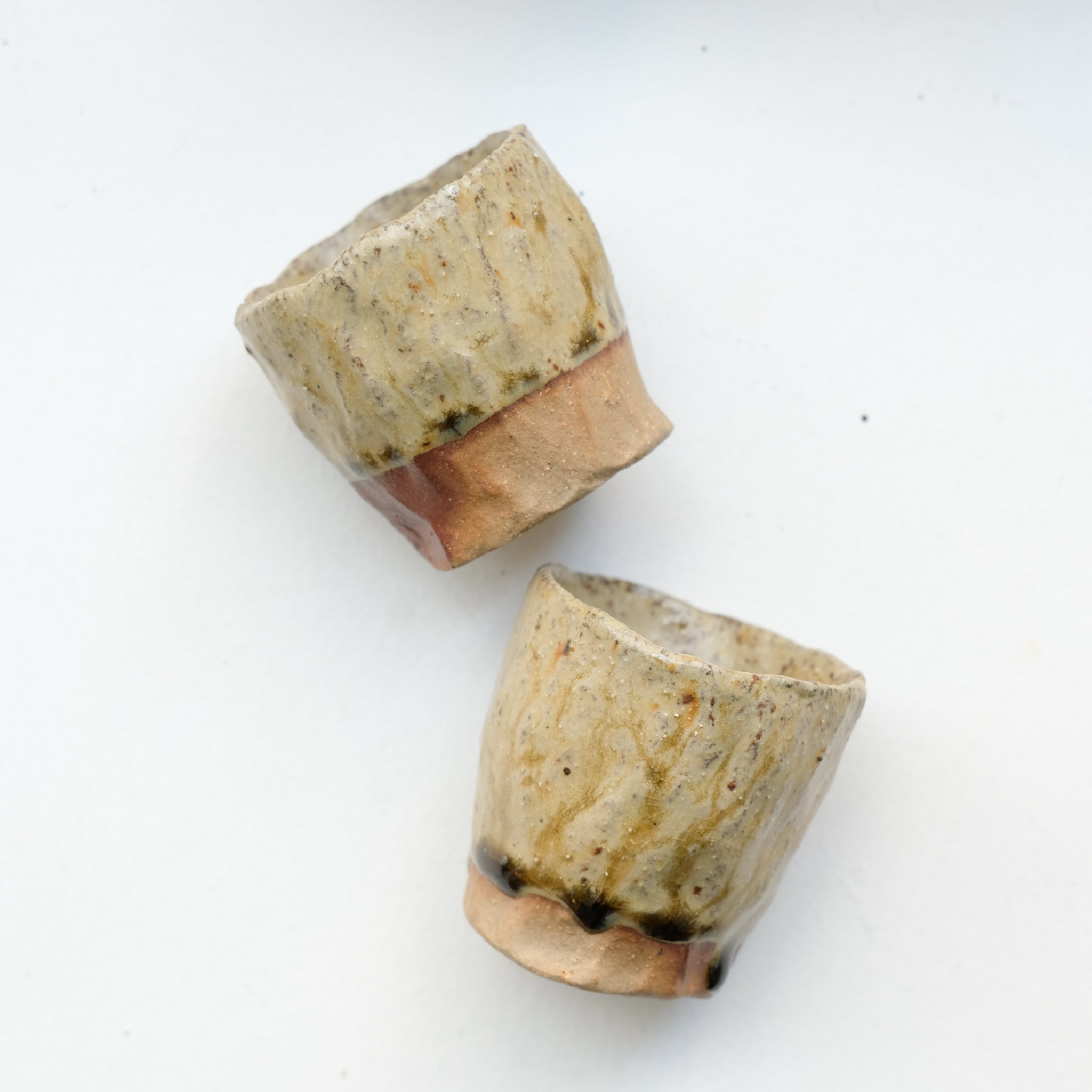 Tasse en argile recoltée cuisson bois 40ml - vert jaune de Judith Lasry chez Brutal Ceramics