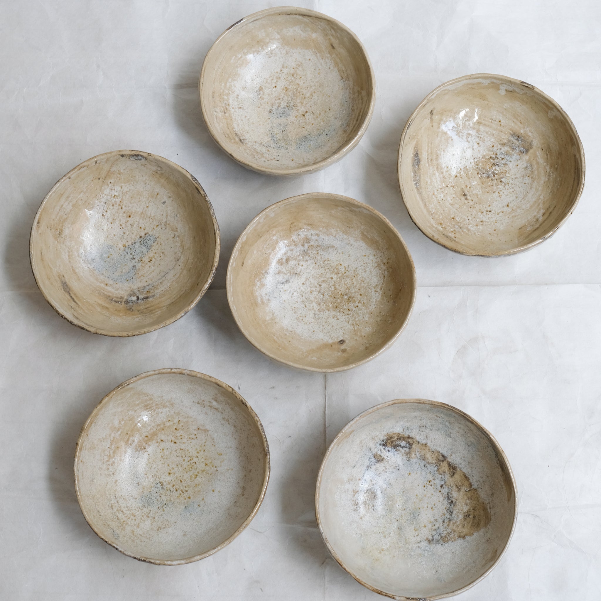 Bol pincé en argile récoltée D 17cm - beige de Judith Lasry chez Brutal Ceramics