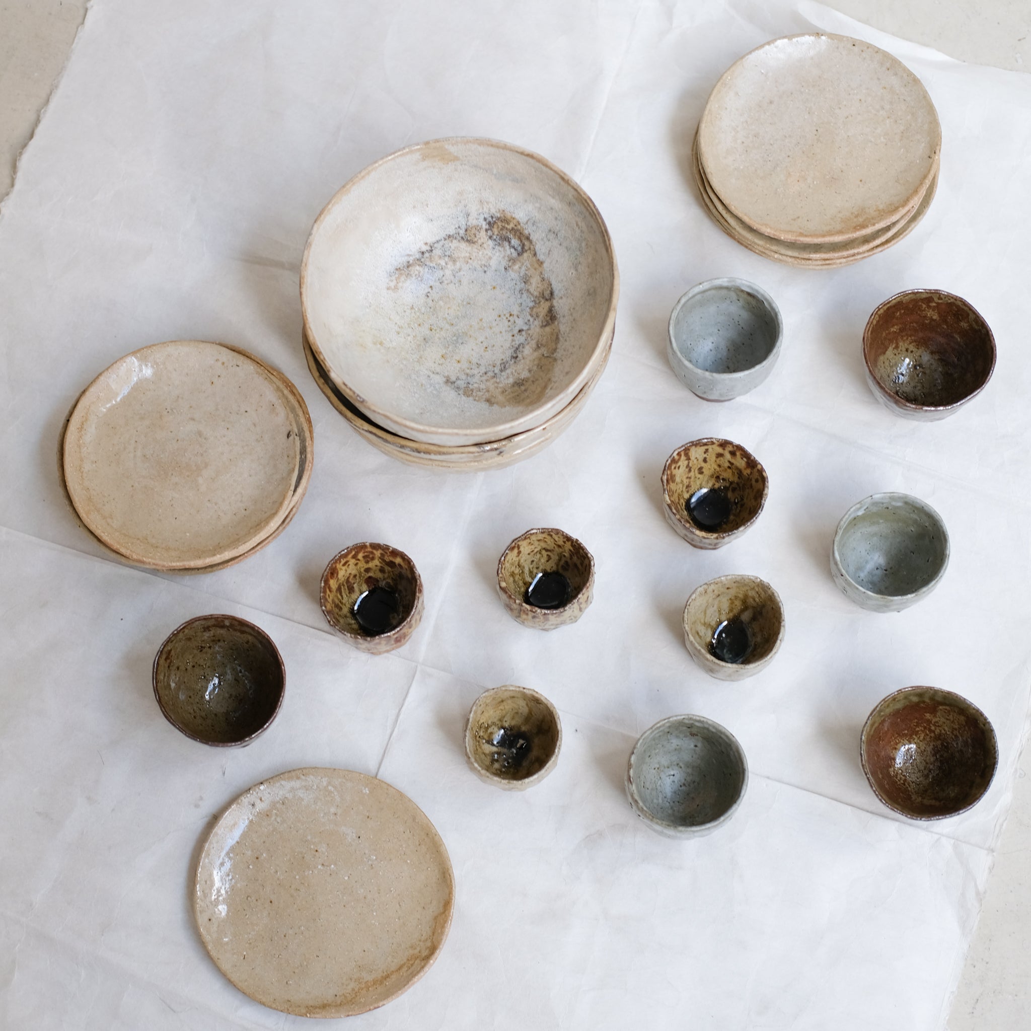 Assiette en argile récoltée D 14cm - beige satiné de Judith Lasry chez Brutal Ceramics