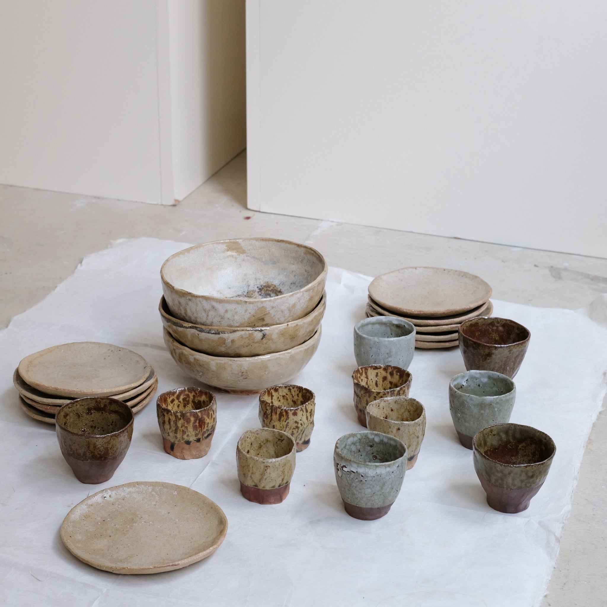 Assiette en argile récoltée D 14cm - beige satiné de Judith Lasry chez Brutal Ceramics