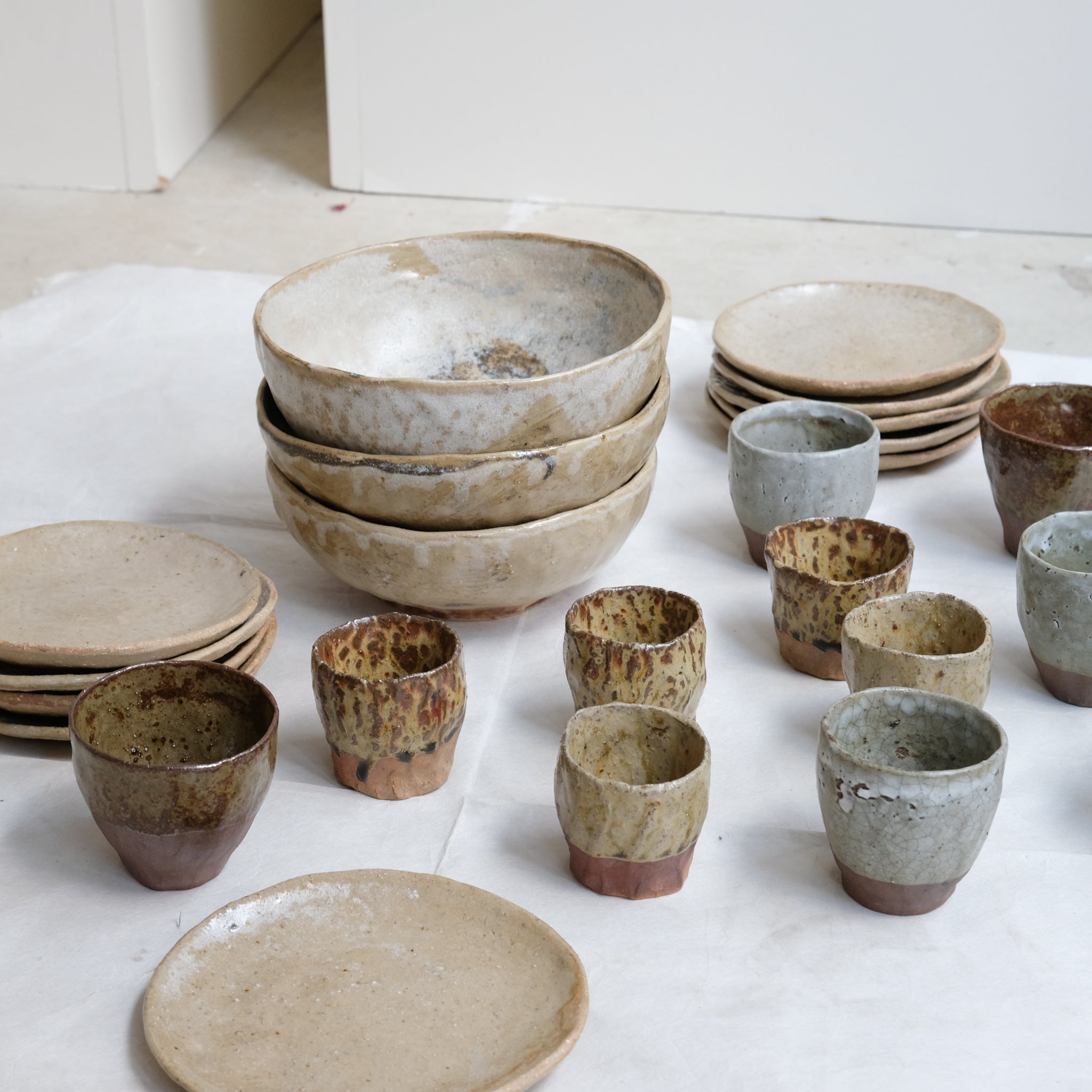 Tasse en argile recoltée cuisson bois 40ml - vert rouge de Judith Lasry chez Brutal Ceramics