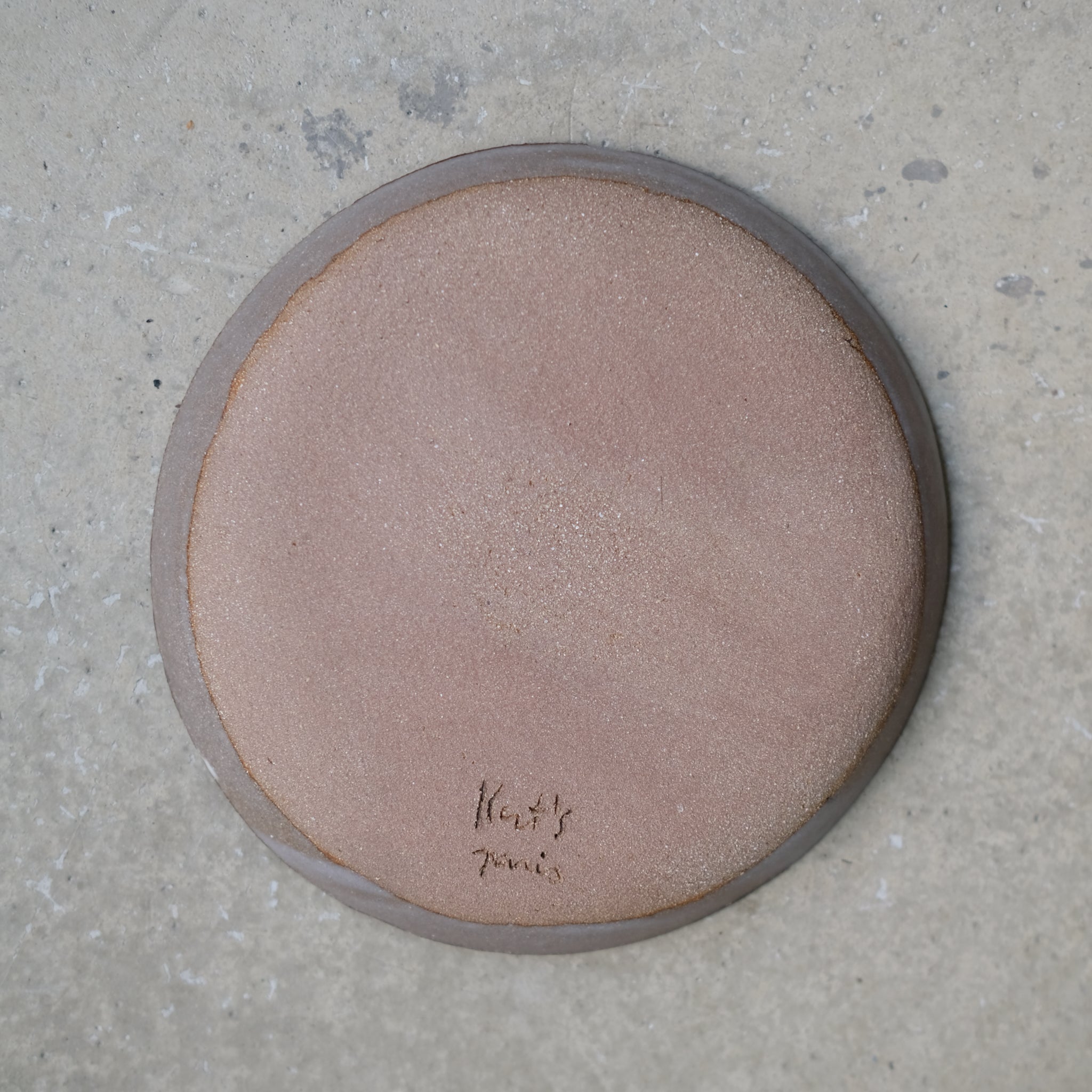 Assiette "Akio' brun et blanc D15cm de Katia Soussan chez Brutal Ceramics
