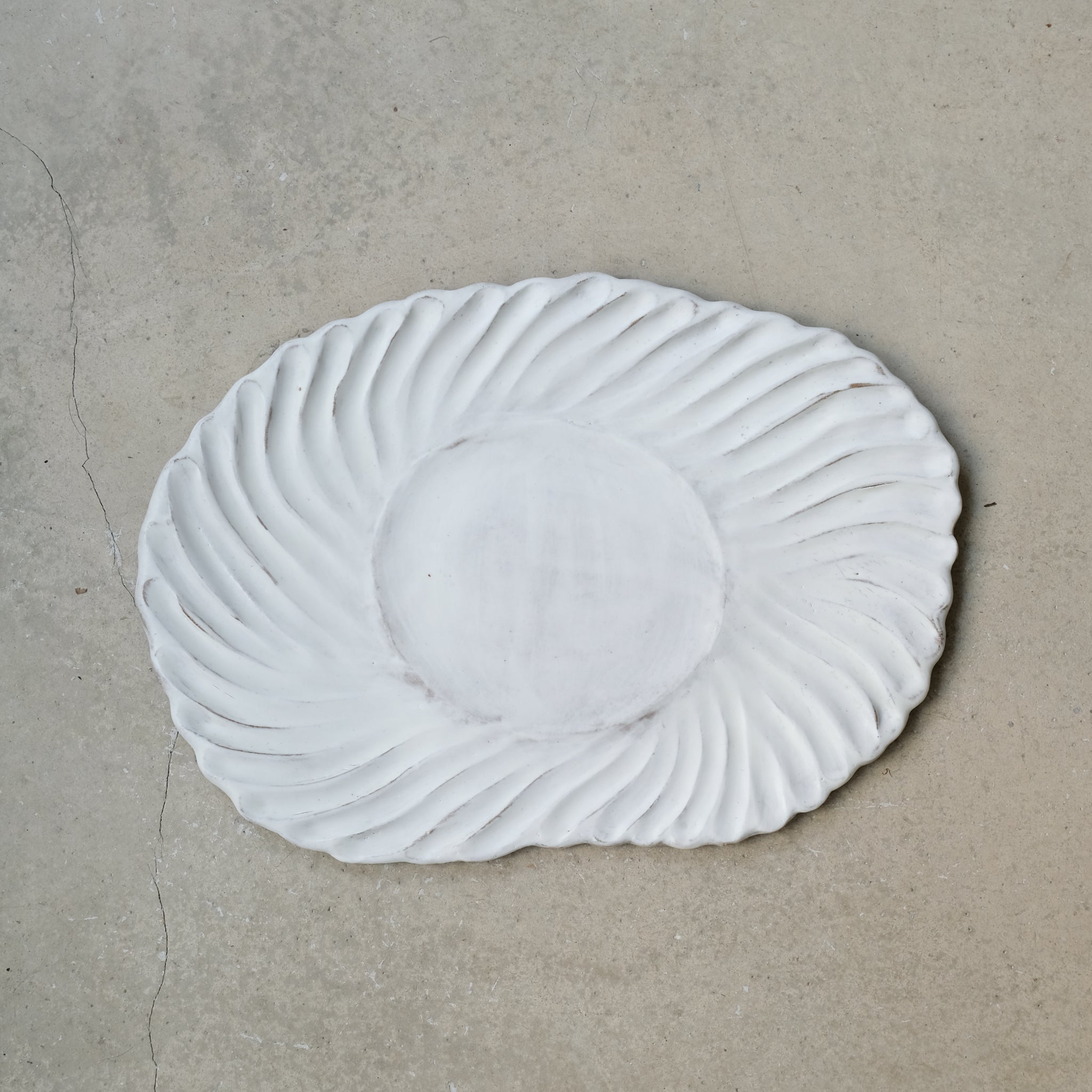 Plateau Gigi 01 en grès L 35cm -blanc mat de Katia Soussan chez Brutal Ceramics