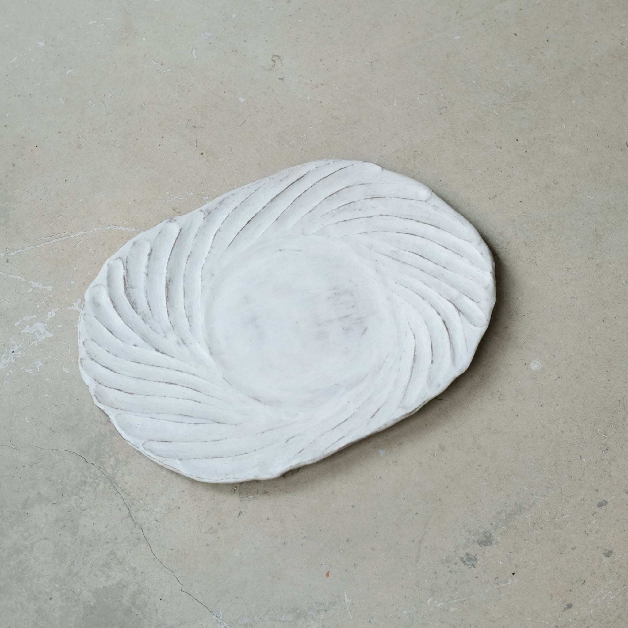 Plateau Gigi 02 en grès L 32cm -blanc mat de Katia Soussan chez Brutal Ceramics