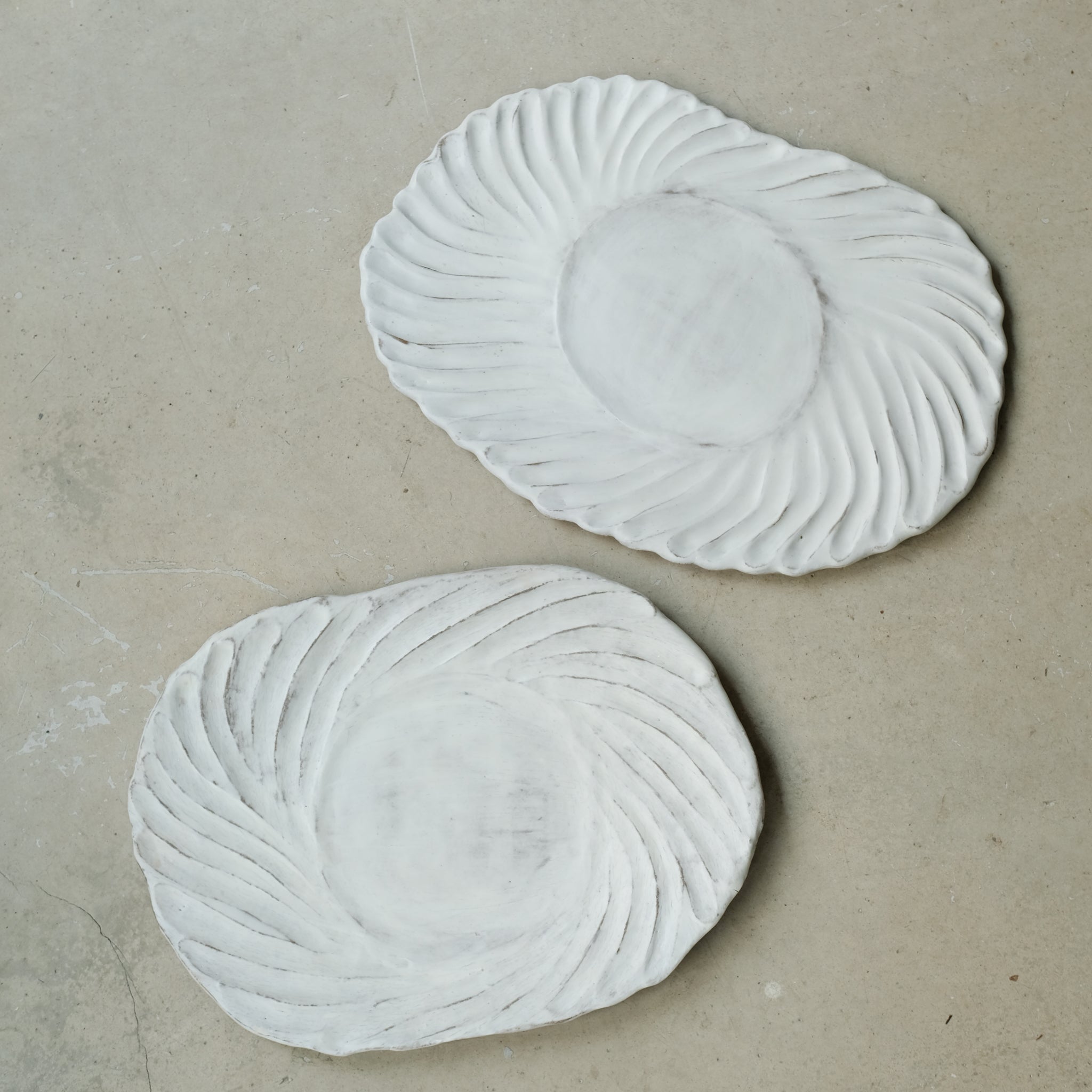Plateau Gigi 02 en grès L 32cm -blanc mat de Katia Soussan chez Brutal Ceramics