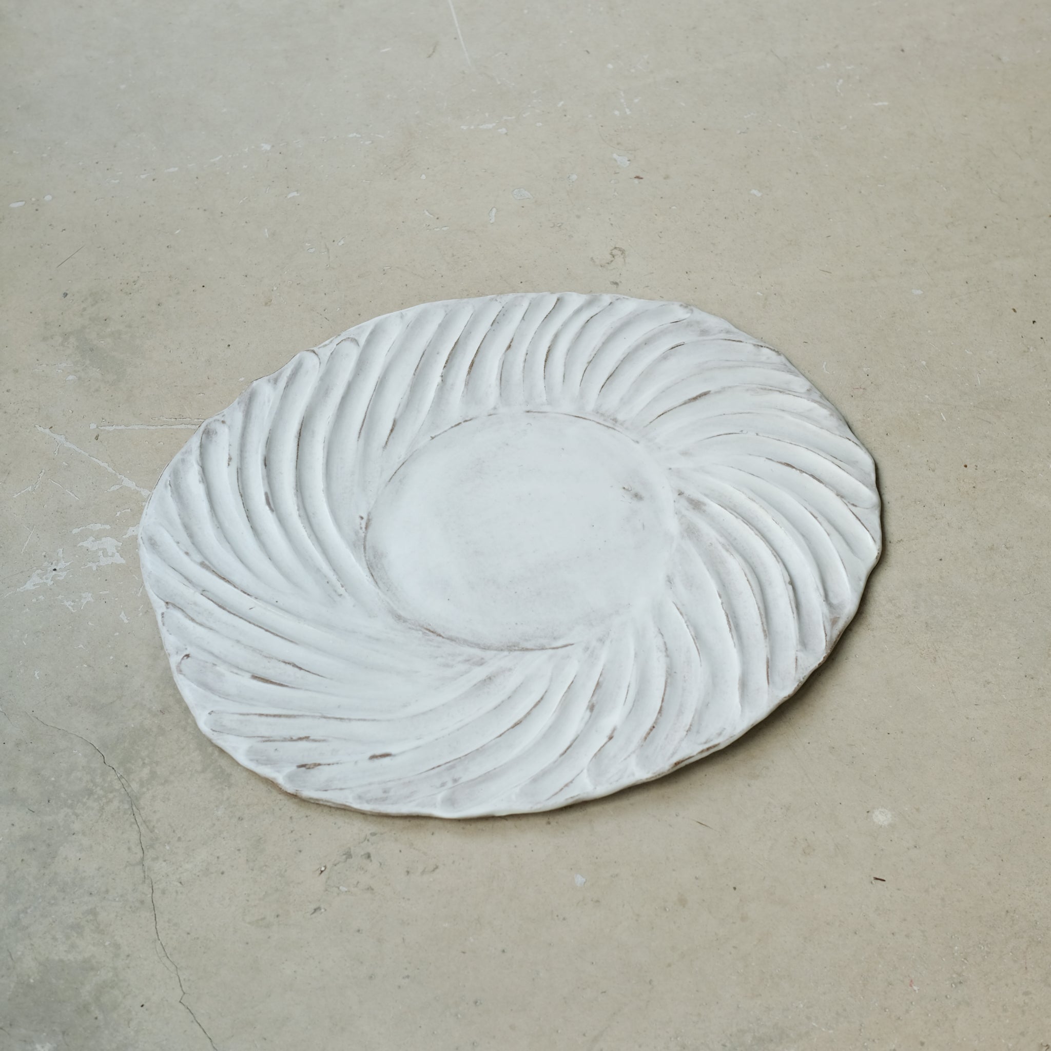 Plateau Gigi 03 en grès L 35cm -blanc mat de Katia Soussan chez Brutal Ceramics