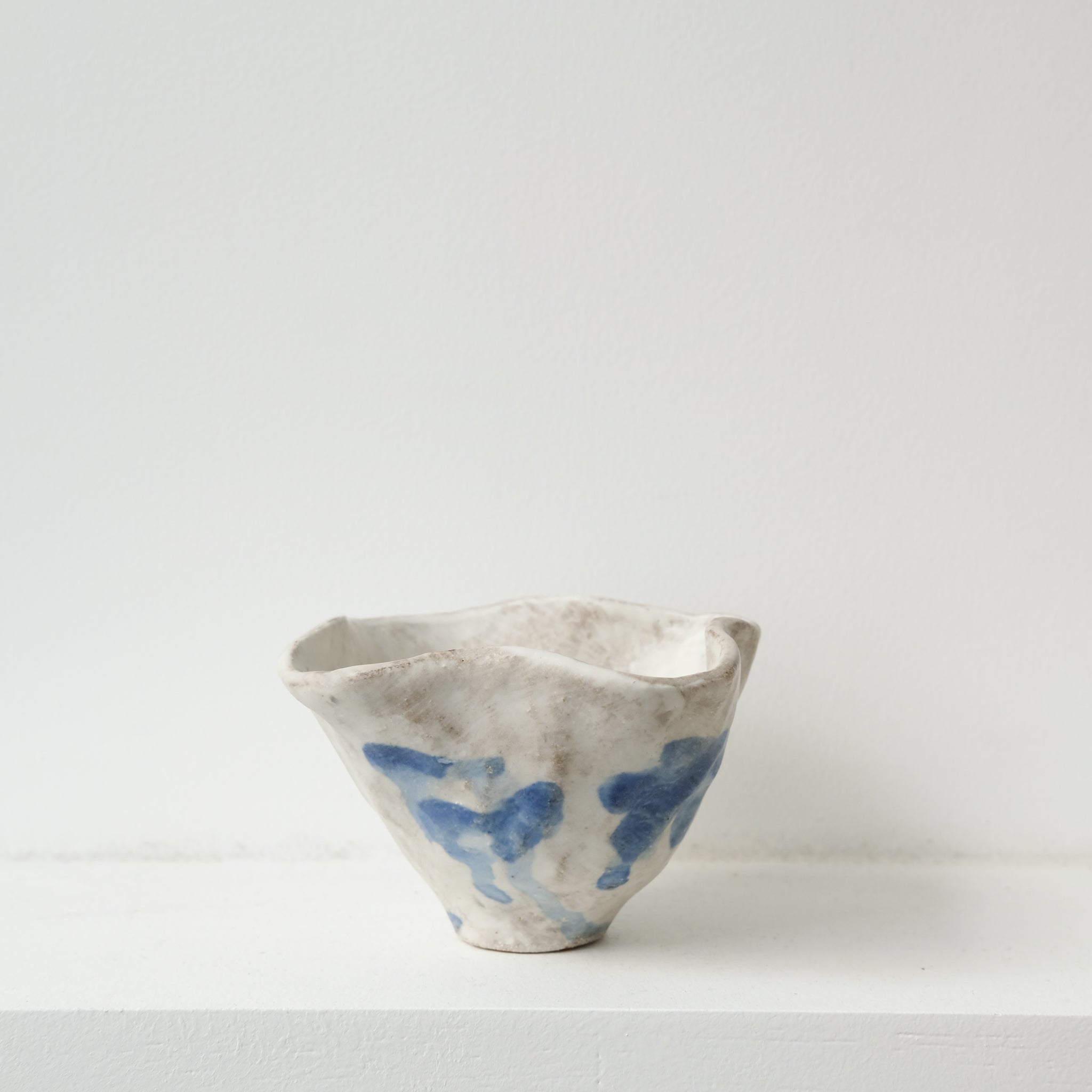 Bol fleur "Tulli" D 10cm - blanc bleu de Katia Soussan chez Brutal Ceramics
