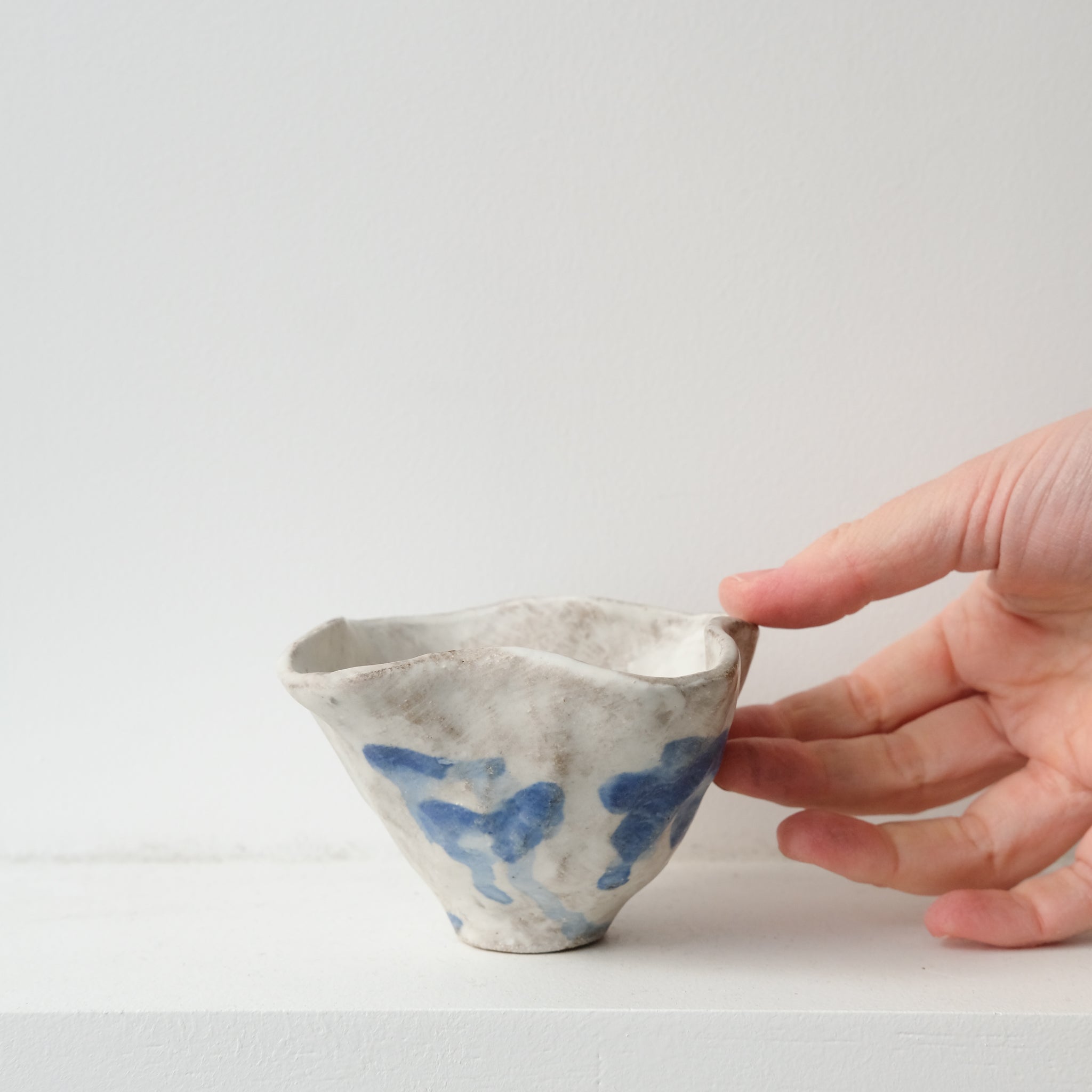 Bol fleur "Tulli" D 10cm - blanc bleu de Katia Soussan chez Brutal Ceramics