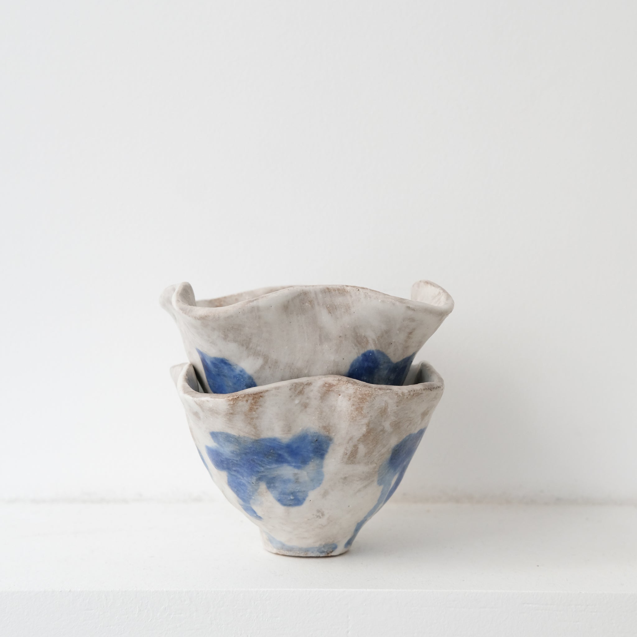 Bol fleur "Tulli" D 10cm - blanc bleu de Katia Soussan chez Brutal Ceramics
