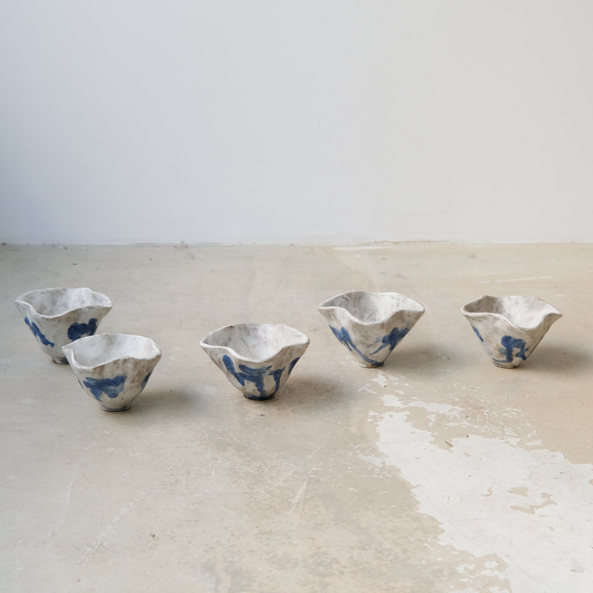 Bol fleur "Tulli" D 10cm - blanc bleu de Katia Soussan chez Brutal Ceramics