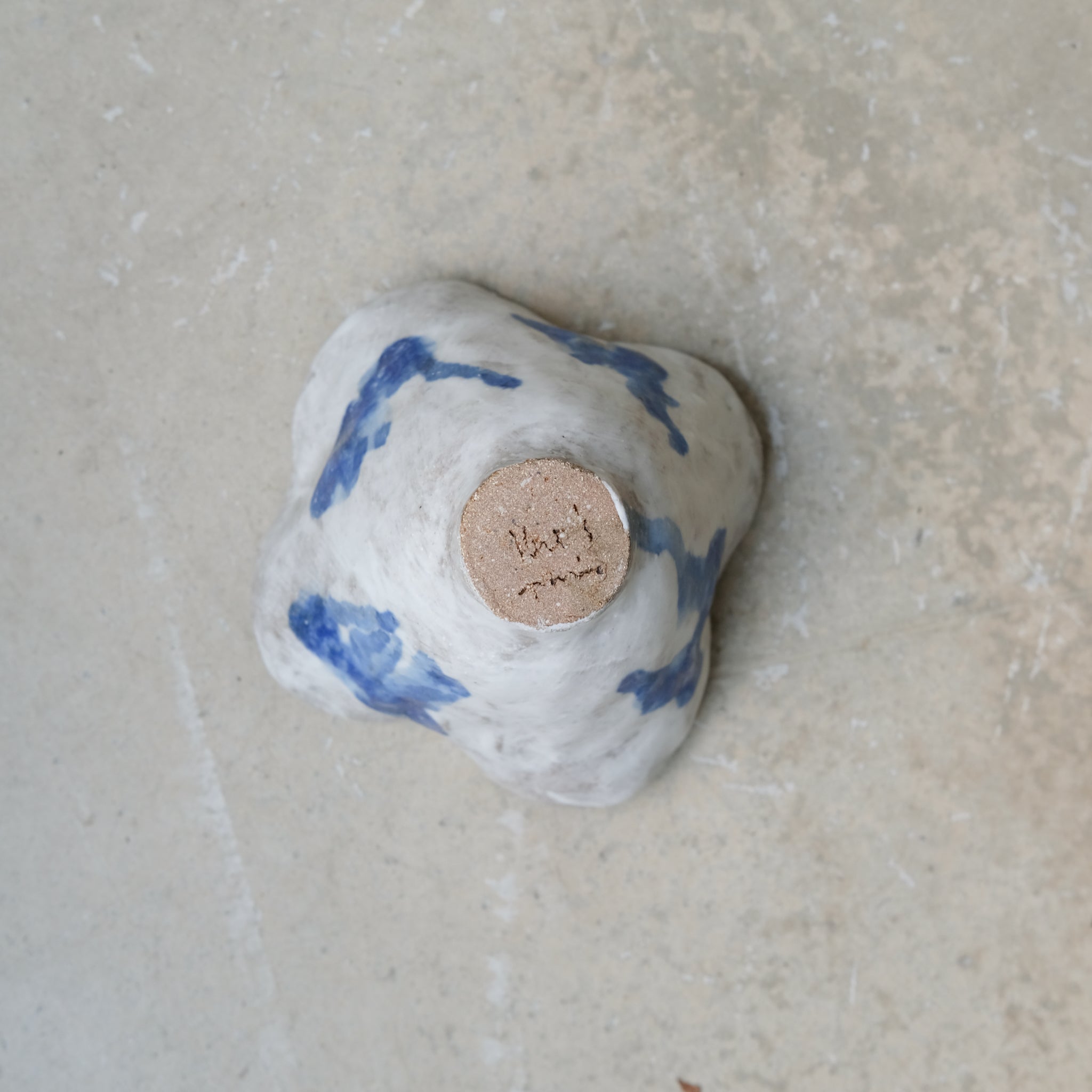 Bol fleur "Tulli" D 10cm - blanc bleu de Katia Soussan chez Brutal Ceramics