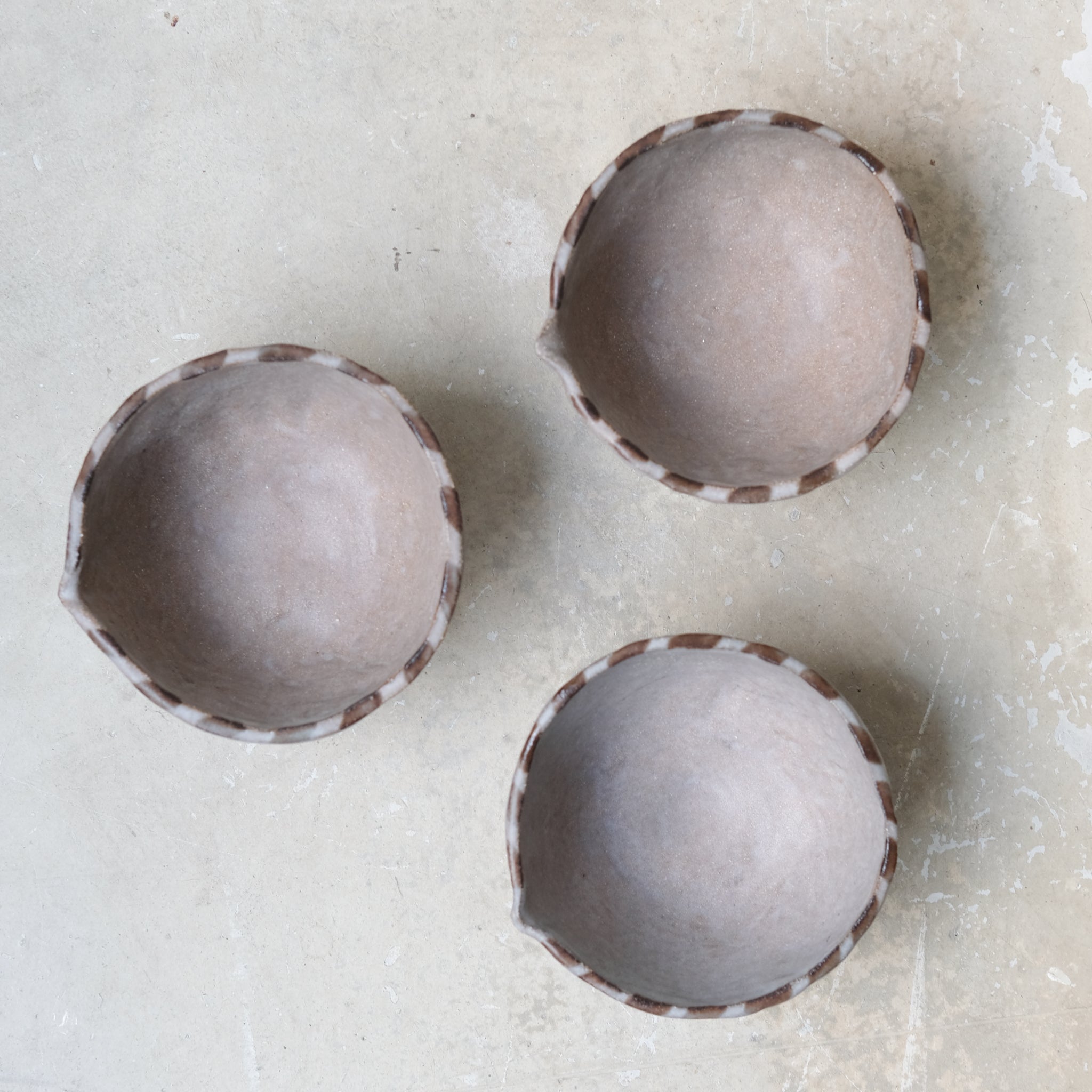 Bol verseuse "bloomy' brun et bleu de Katia Soussan chez Brutal Ceramics
