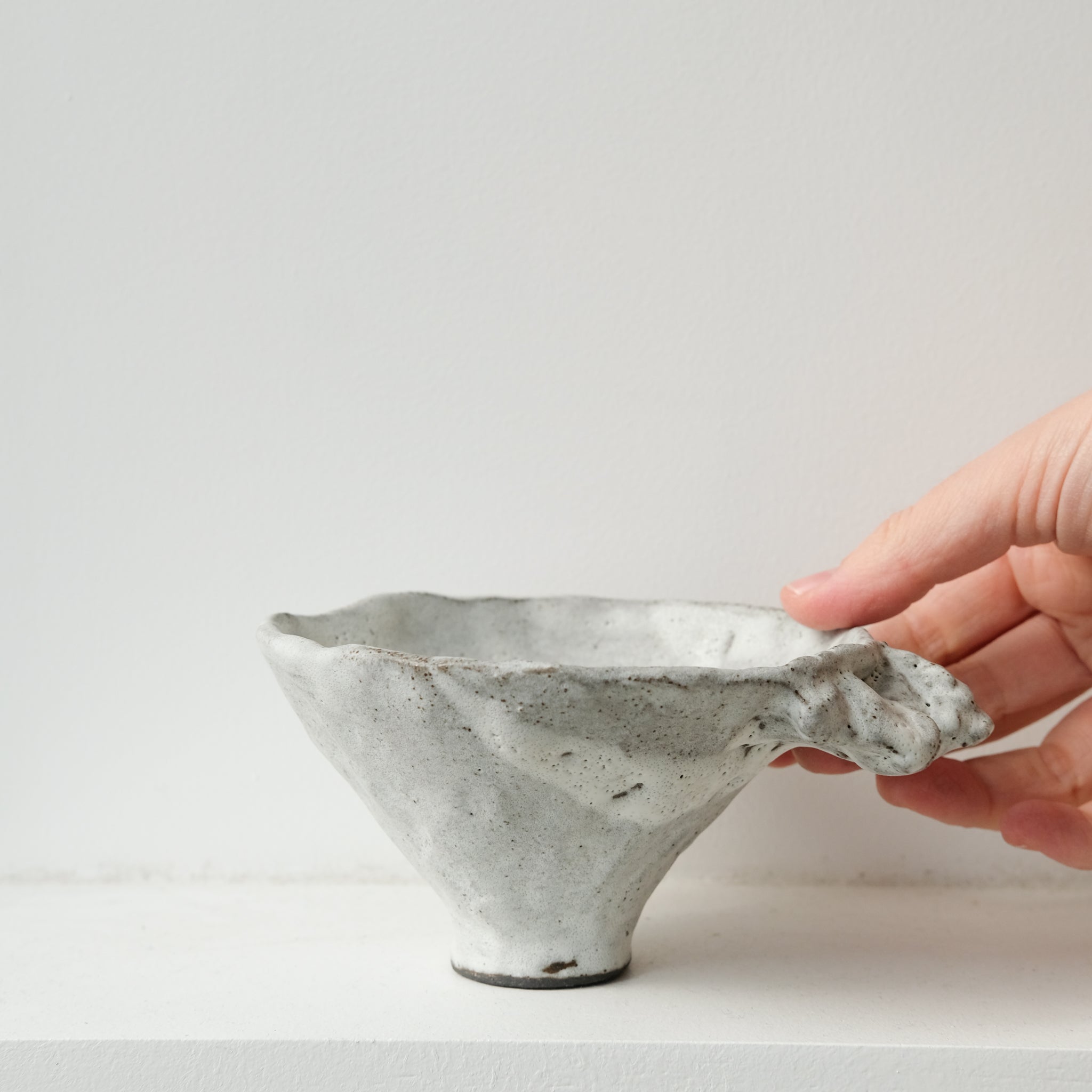 Bol sculptural " Colette" 01 en grès D 14cm - blanc mat de Katia Soussan chez Brutal Ceramics