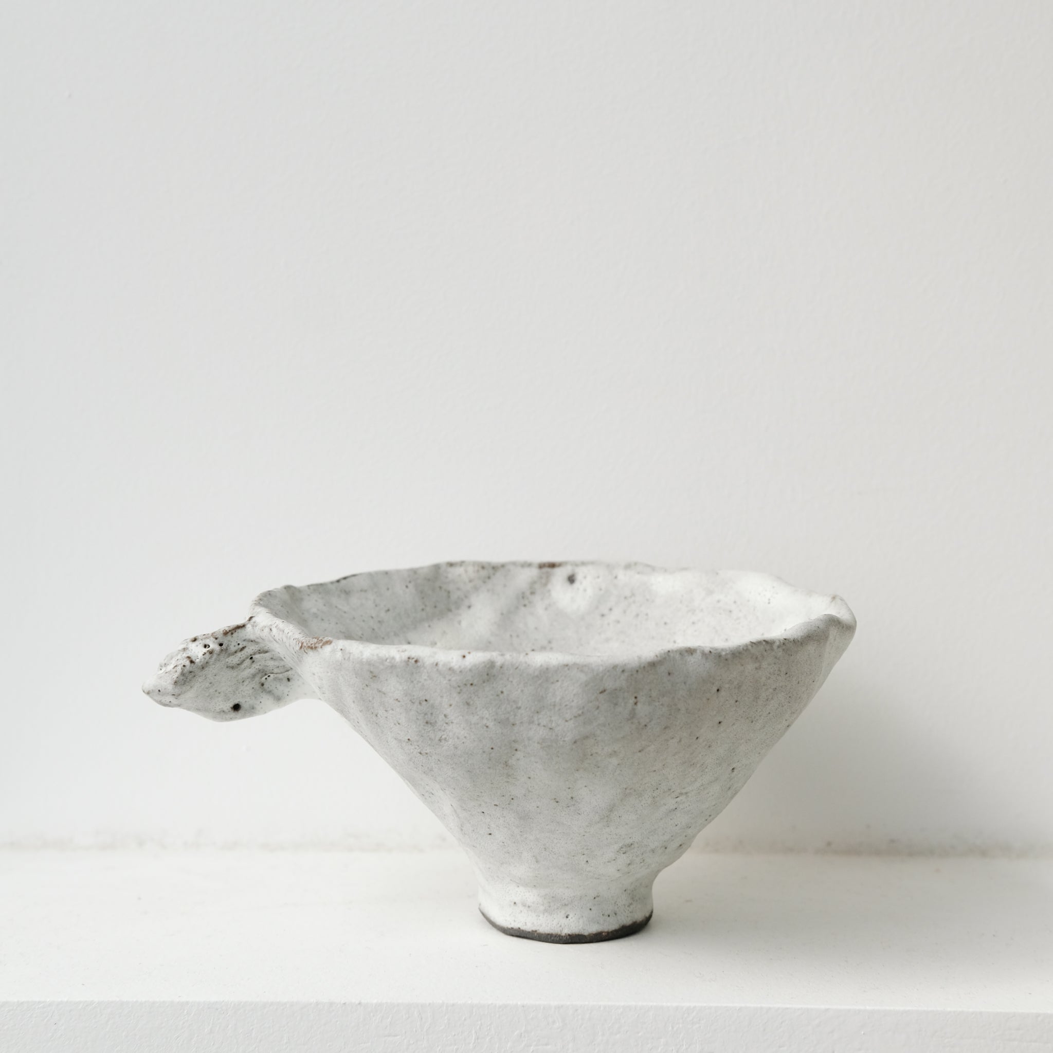 Bol sculptural " Colette" 01 en grès D 14cm - blanc mat de Katia Soussan chez Brutal Ceramics