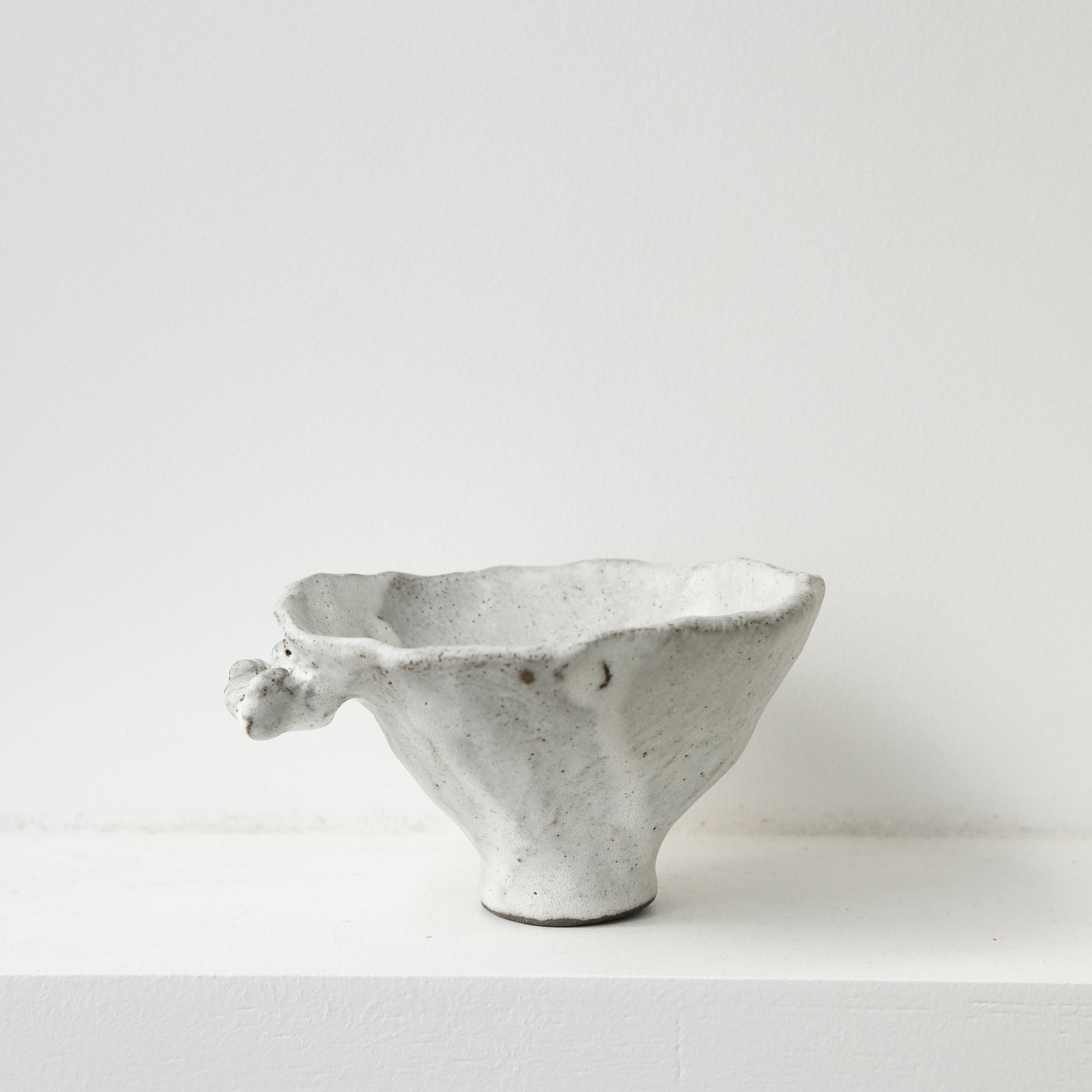 Bol sculptural " Colette" 02 en grès D 14cm - blanc mat de Katia Soussan chez Brutal Ceramics