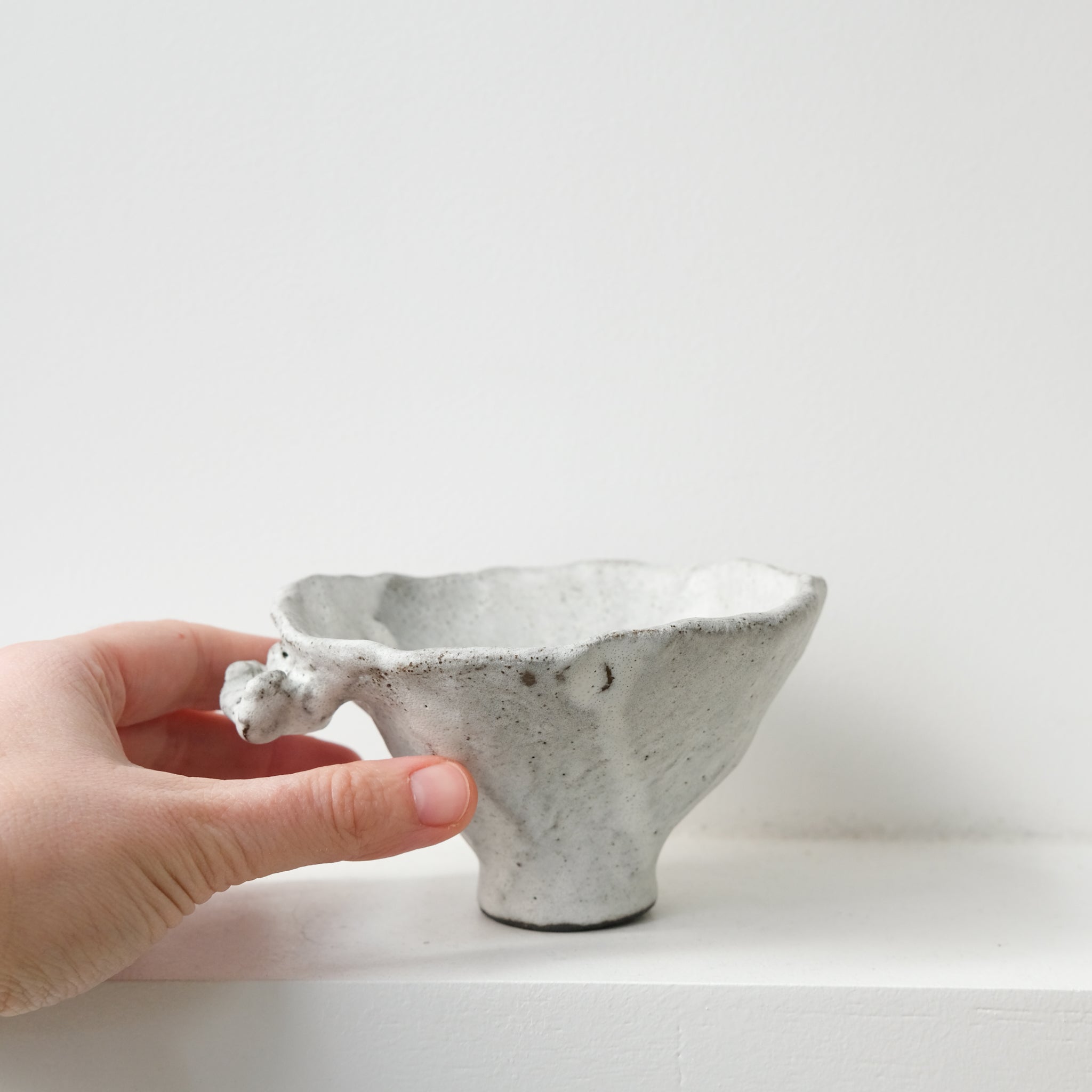 Bol sculptural " Colette" 02 en grès D 14cm - blanc mat de Katia Soussan chez Brutal Ceramics