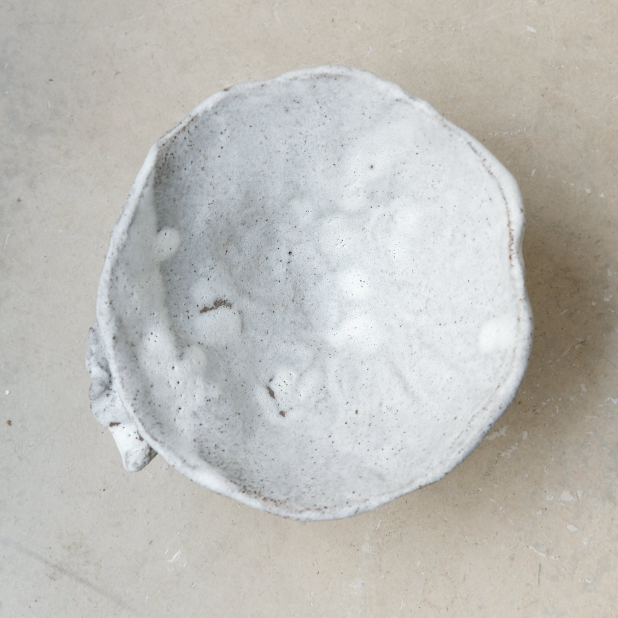 Bol sculptural " Colette" 02 en grès D 14cm - blanc mat de Katia Soussan chez Brutal Ceramics