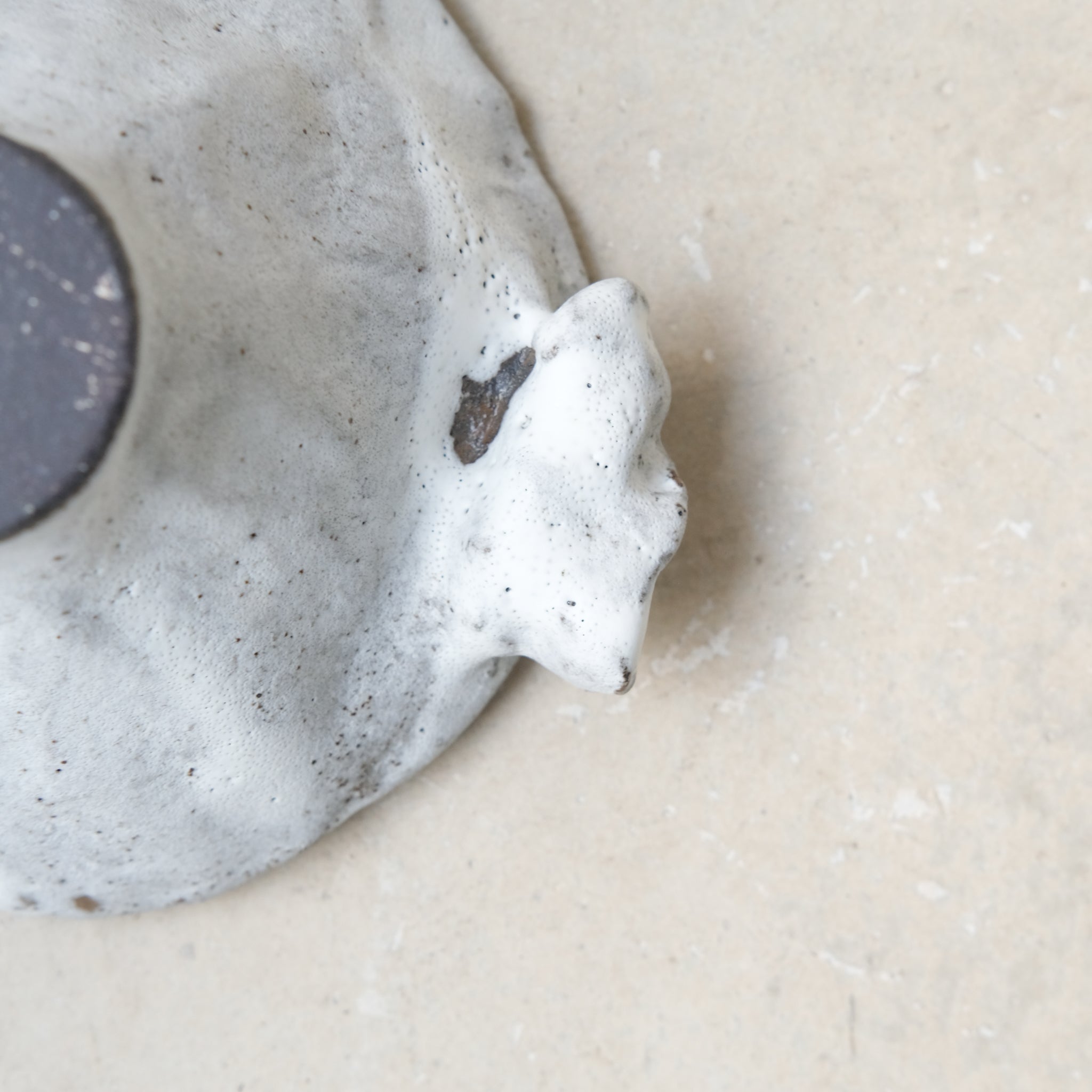 Bol sculptural " Colette" 02 en grès D 14cm - blanc mat de Katia Soussan chez Brutal Ceramics
