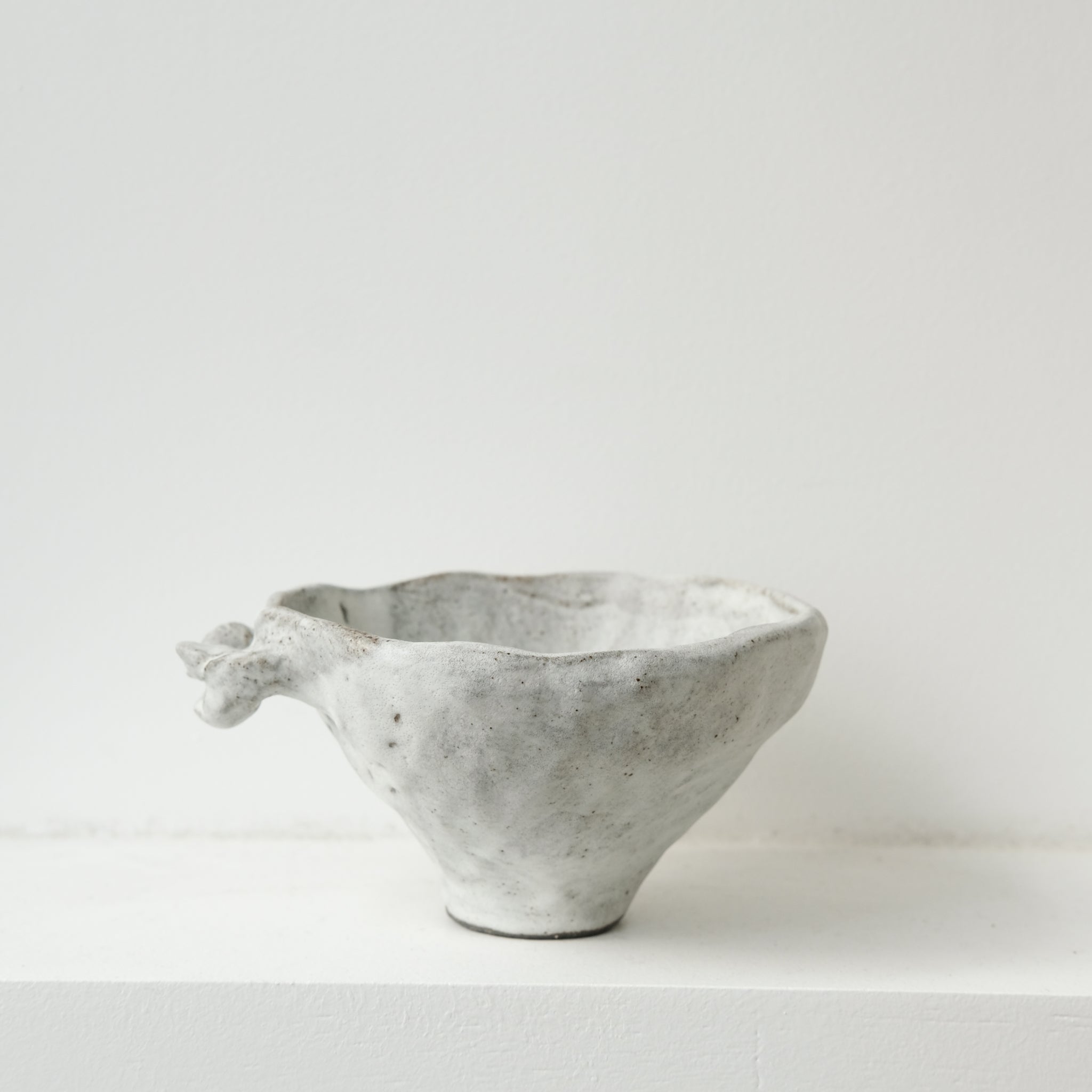 Bol sculptural " Colette" 03 en grès D 14cm - blanc mat de Katia Soussan chez Brutal Ceramics