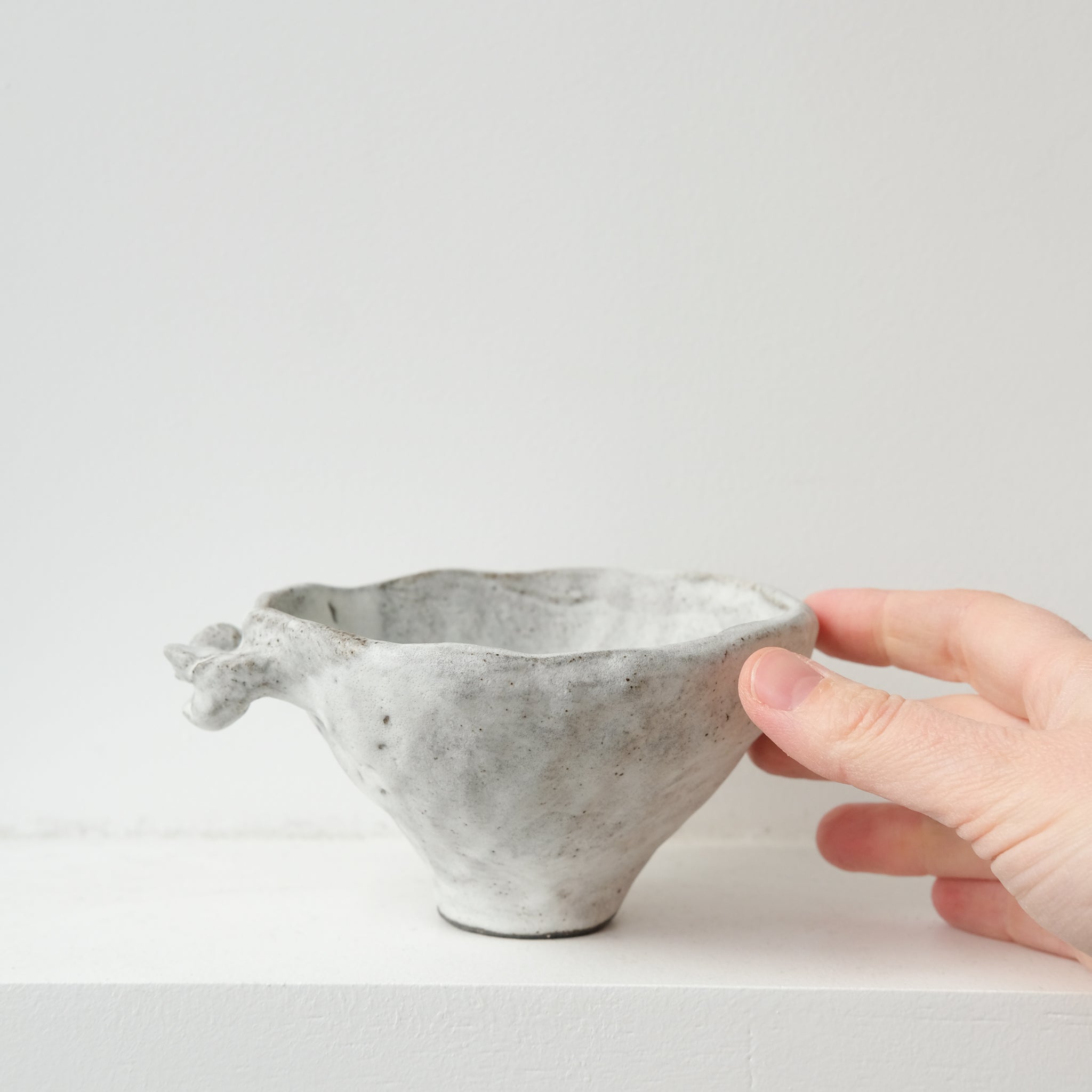 Bol sculptural " Colette" 03 en grès D 14cm - blanc mat de Katia Soussan chez Brutal Ceramics