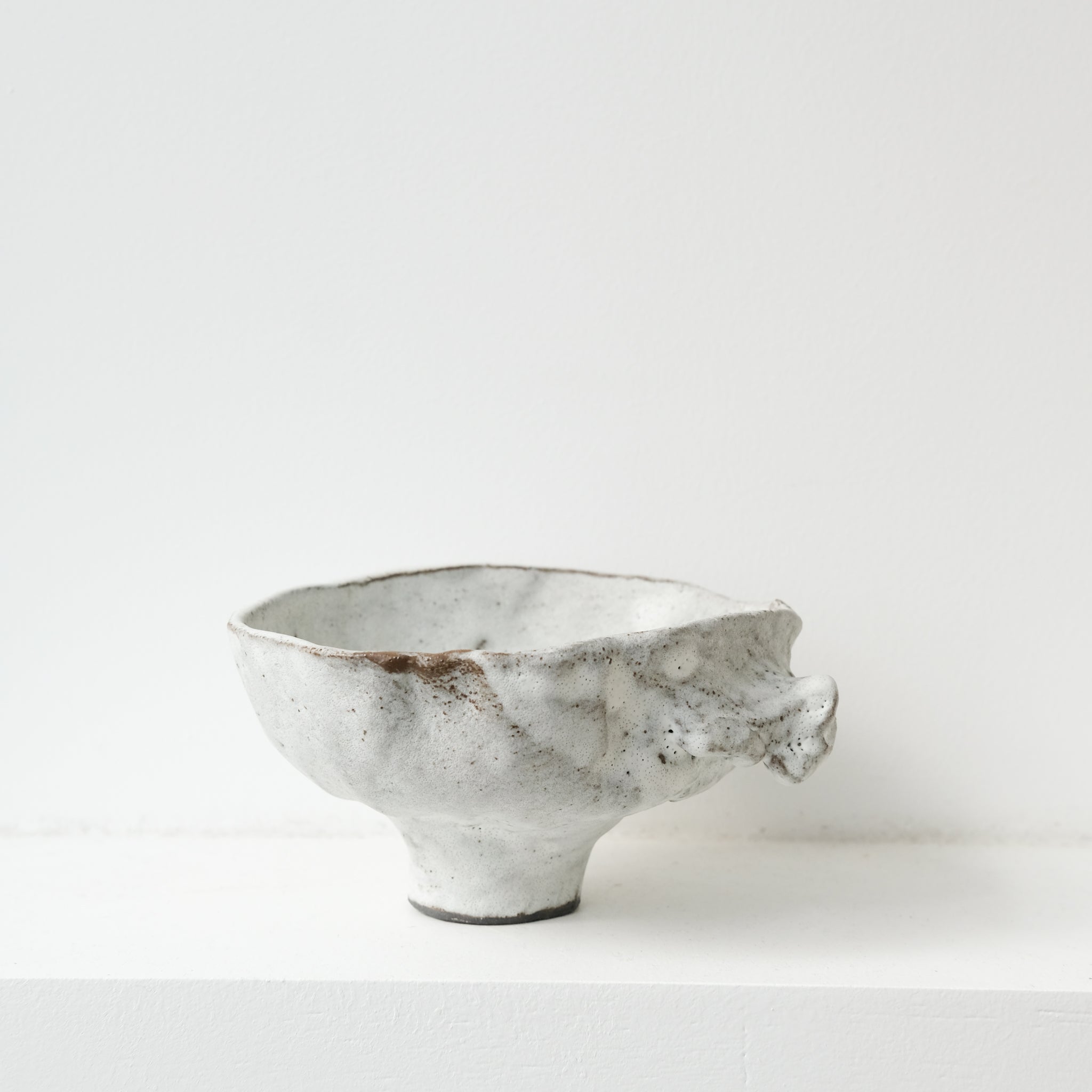 Bol sculptural " Colette" 04 en grès D 14cm - blanc mat de Katia Soussan chez Brutal Ceramics