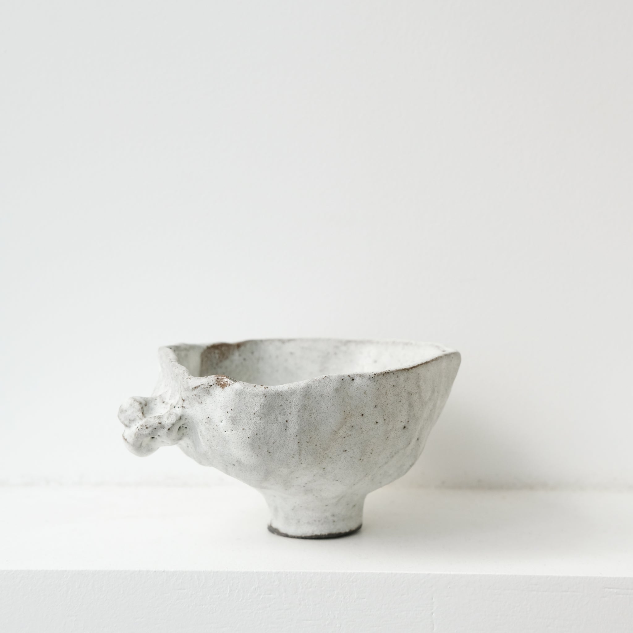 Bol sculptural " Colette" 04 en grès D 14cm - blanc mat de Katia Soussan chez Brutal Ceramics