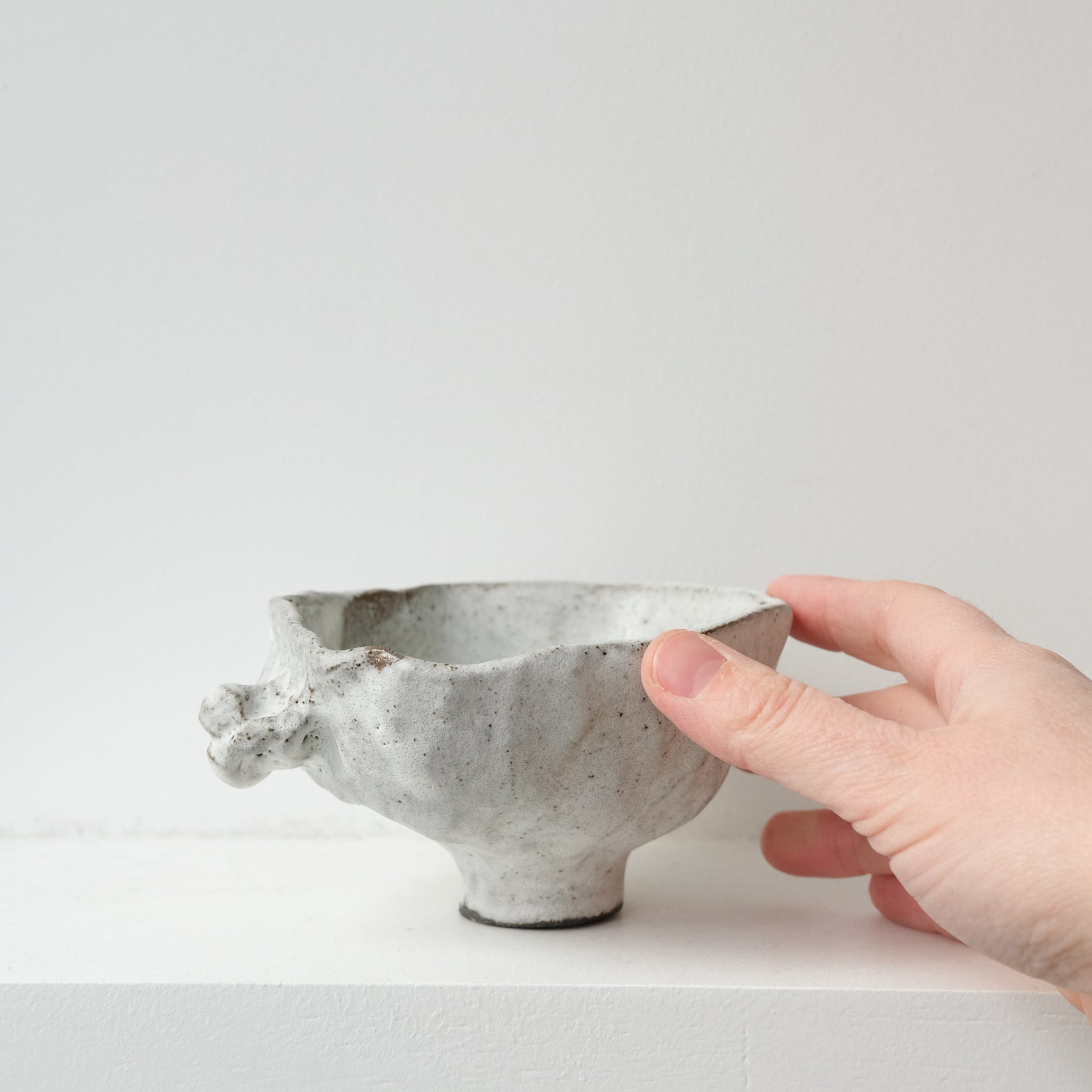 Bol sculptural " Colette" 04 en grès D 14cm - blanc mat de Katia Soussan chez Brutal Ceramics