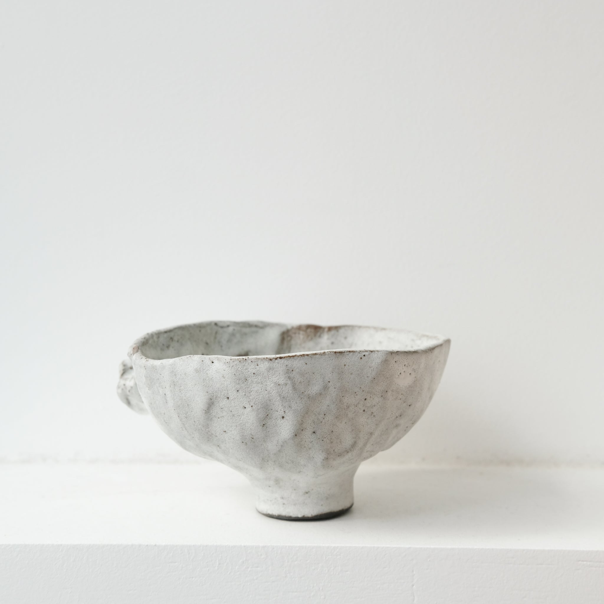 Bol sculptural " Colette" 04 en grès D 14cm - blanc mat de Katia Soussan chez Brutal Ceramics
