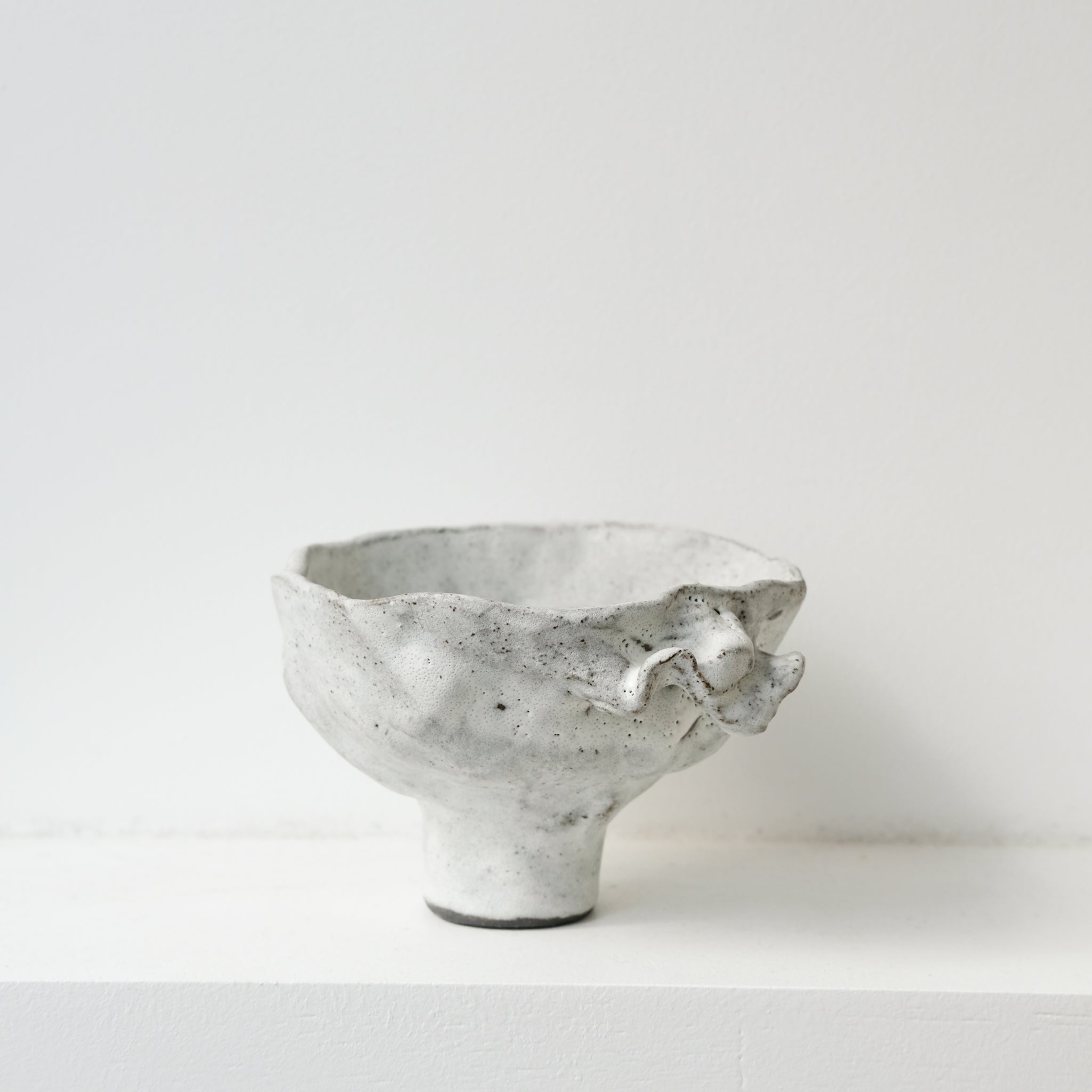 Bol sculptural " Colette" 05 en grès D 14cm - blanc mat de Katia Soussan chez Brutal Ceramics