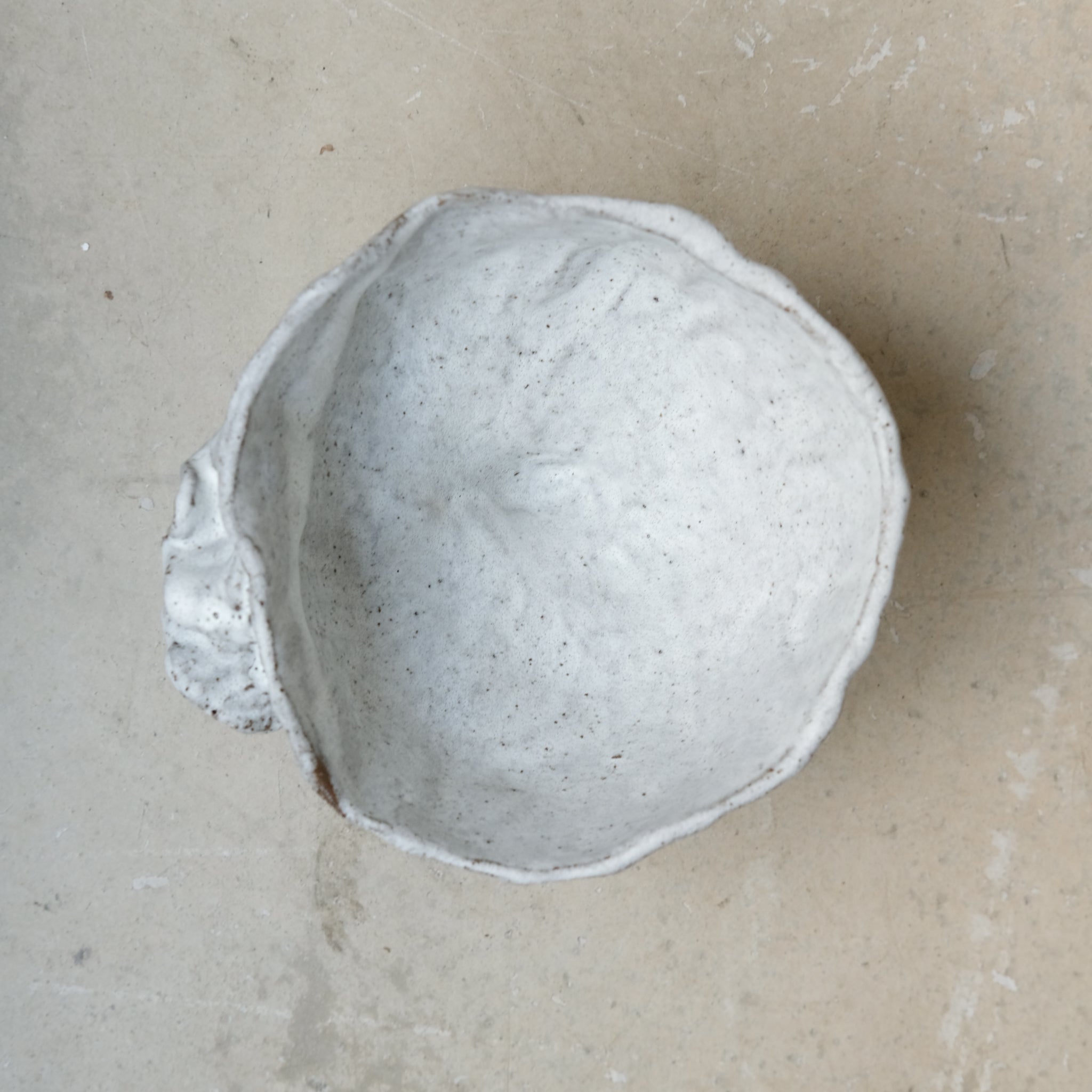 Bol sculptural " Colette" 05 en grès D 14cm - blanc mat de Katia Soussan chez Brutal Ceramics
