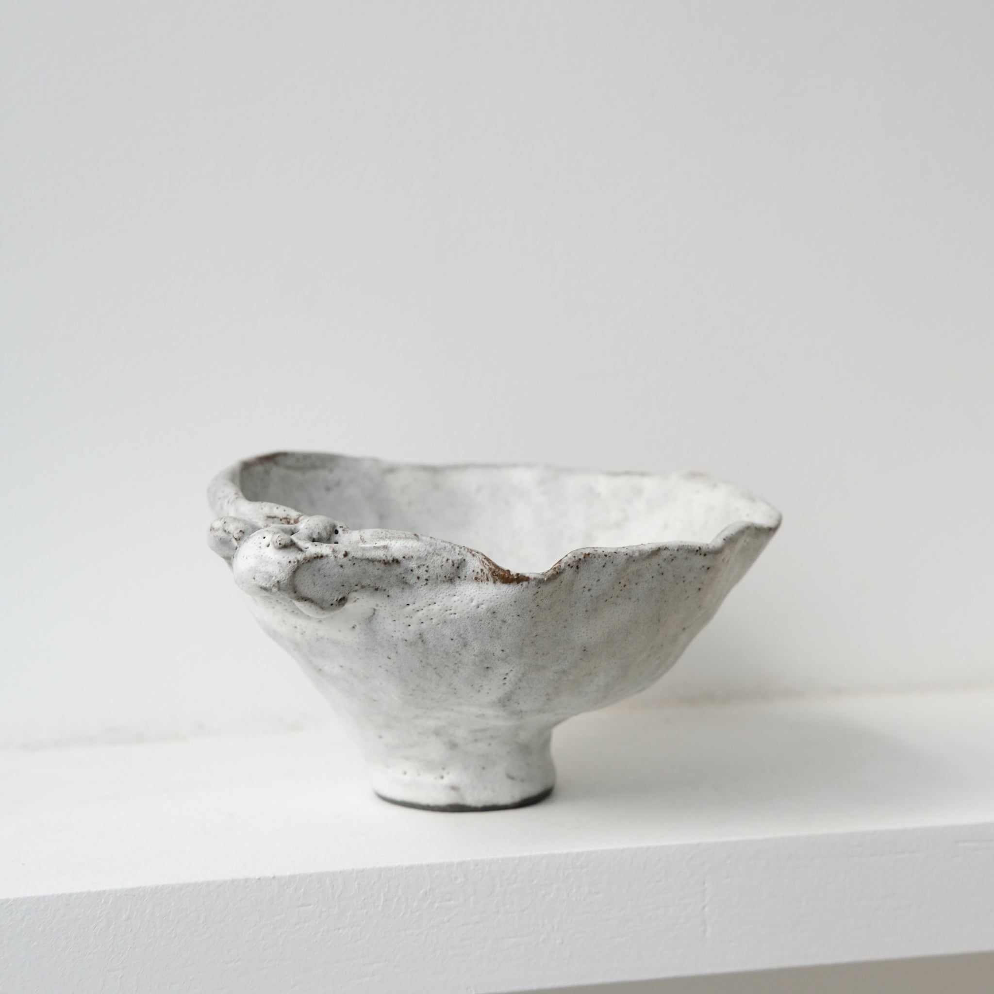 Bol sculptural " Colette" 06 en grès D 14cm - blanc mat de Katia Soussan chez Brutal