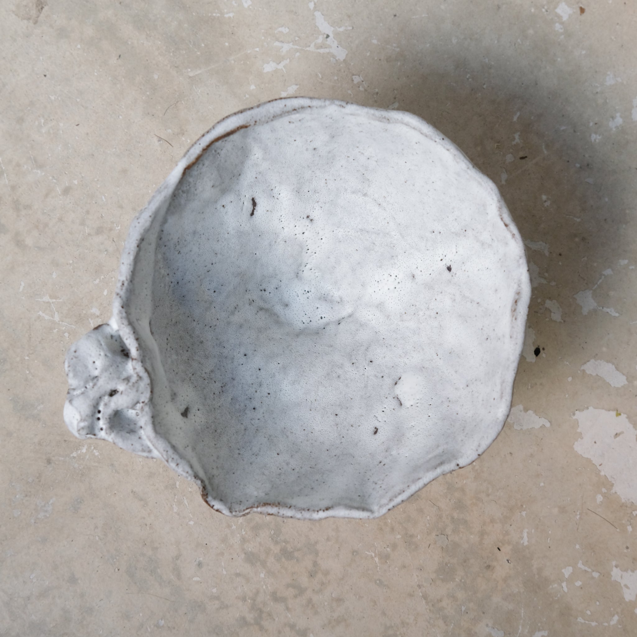 Bol sculptural " Colette" 06 en grès D 14cm - blanc mat de Katia Soussan chez Brutal